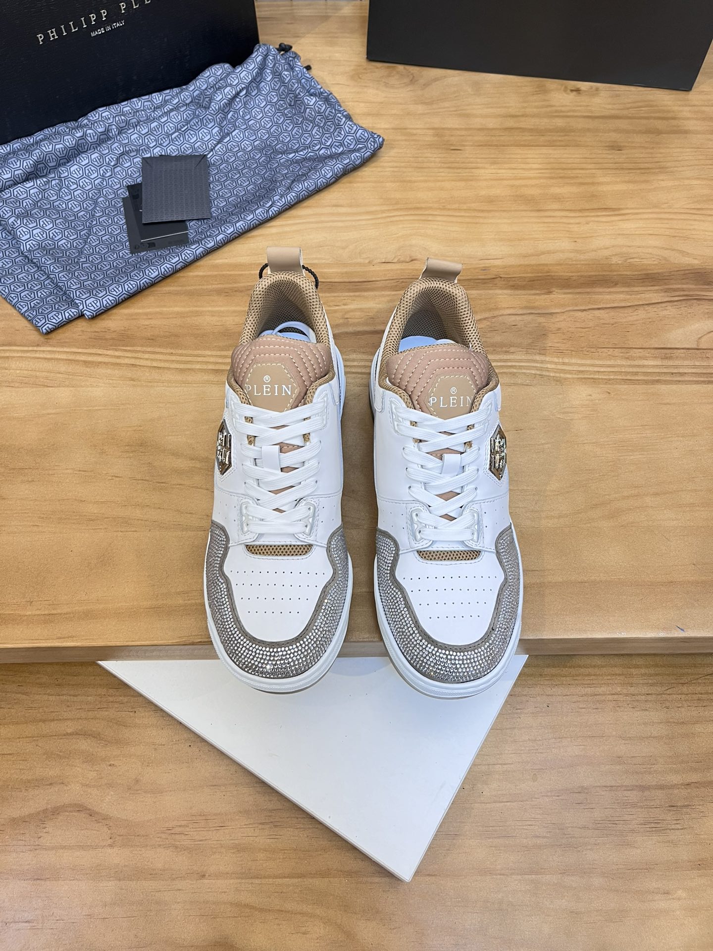 Precio de venta: P310Top QualityTrademark: PP*"Phillip Pry*"Low-top Casual ShoesSize: 39-46 (39.46 a