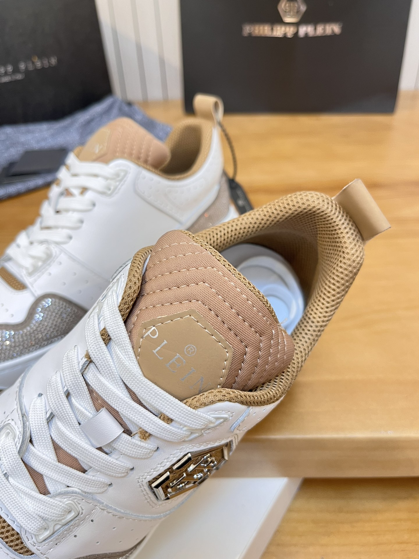 Precio de venta: P310Top QualityTrademark: PP*"Phillip Pry*"Low-top Casual ShoesSize: 39-46 (39.46 a