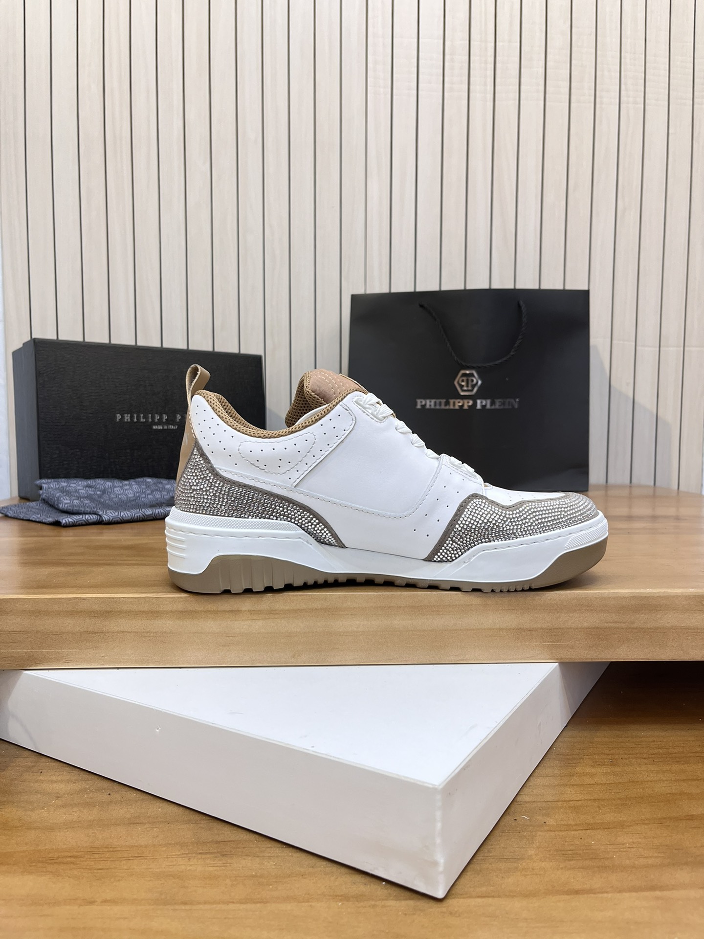 Precio de venta: P310Top QualityTrademark: PP*"Phillip Pry*"Low-top Casual ShoesSize: 39-46 (39.46 a