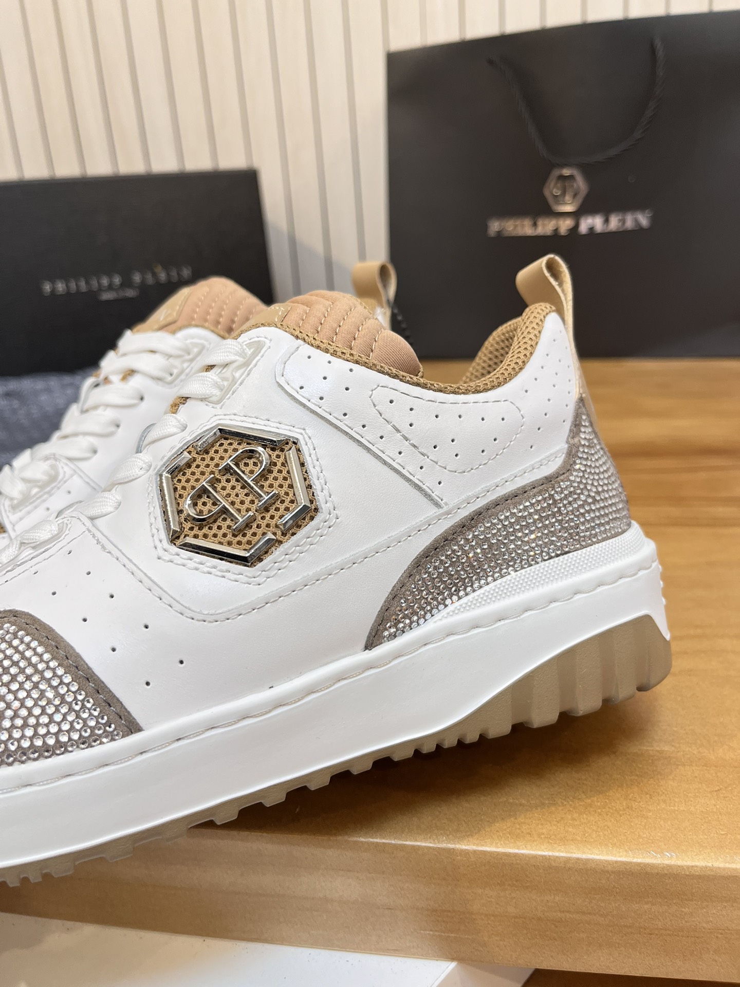 Precio de venta: P310Top QualityTrademark: PP*"Phillip Pry*"Low-top Casual ShoesSize: 39-46 (39.46 a