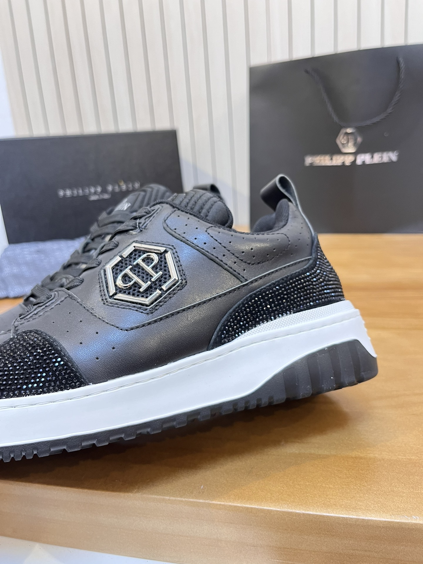 Precio de venta: P310Top QualityTrademark: PP*"Phillip Pry*"Low-top Casual ShoesSize: 39-46 (39.46 a