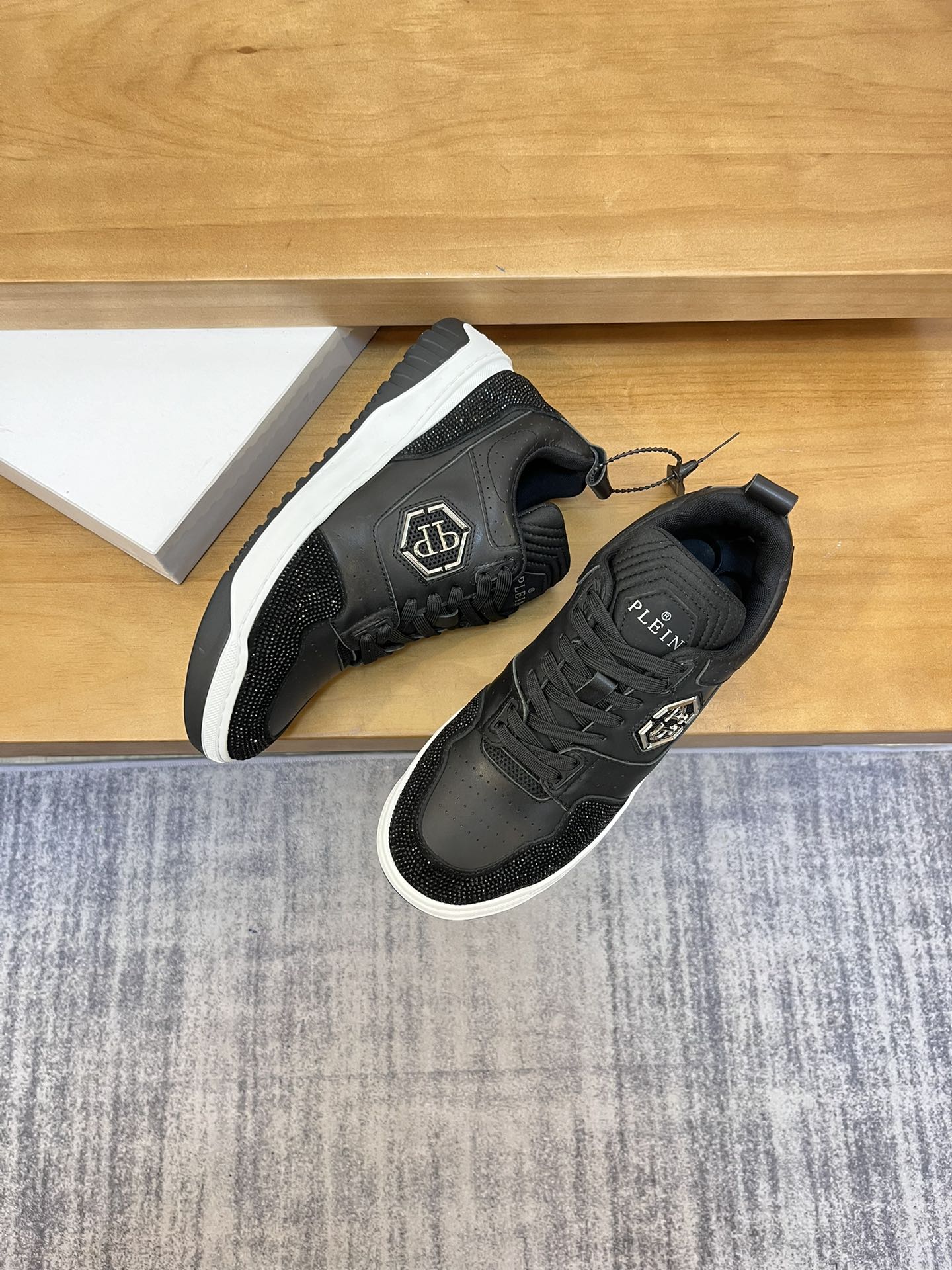 Precio de venta: P310Top QualityTrademark: PP*"Phillip Pry*"Low-top Casual ShoesSize: 39-46 (39.46 a