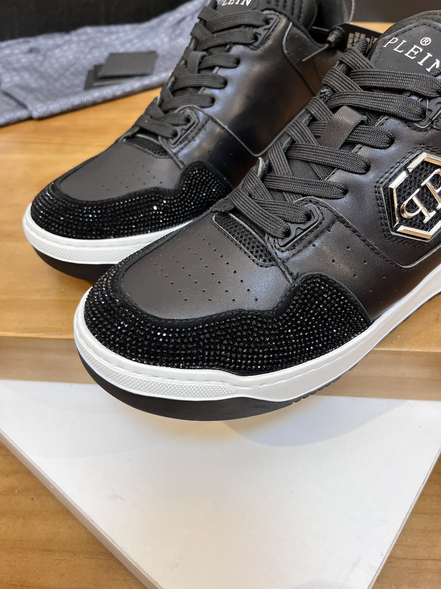 Precio de venta: P310Top QualityTrademark: PP*"Phillip Pry*"Low-top Casual ShoesSize: 39-46 (39.46 a