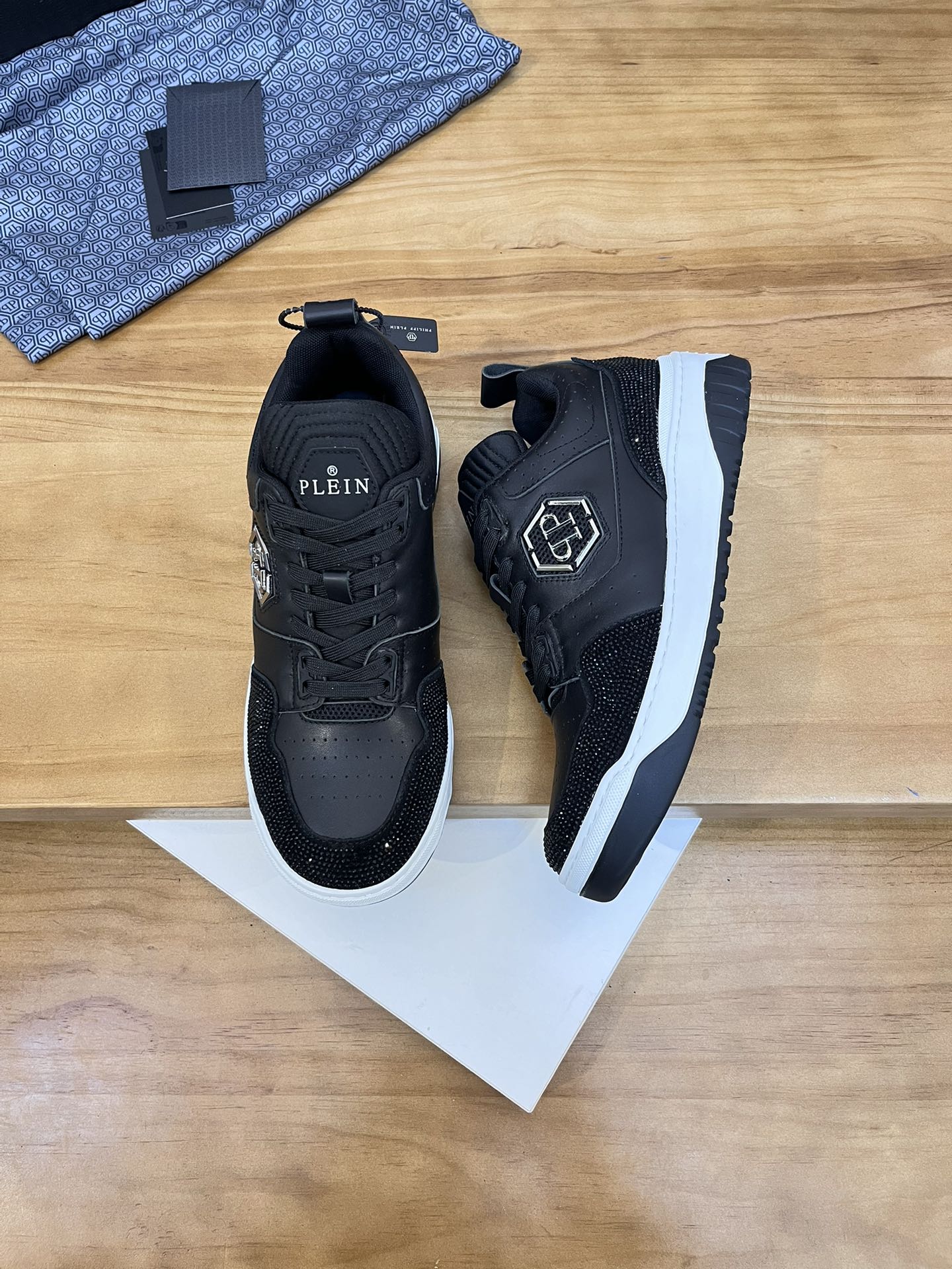 Precio de venta: P310Top QualityTrademark: PP*"Phillip Pry*"Low-top Casual ShoesSize: 39-46 (39.46 a