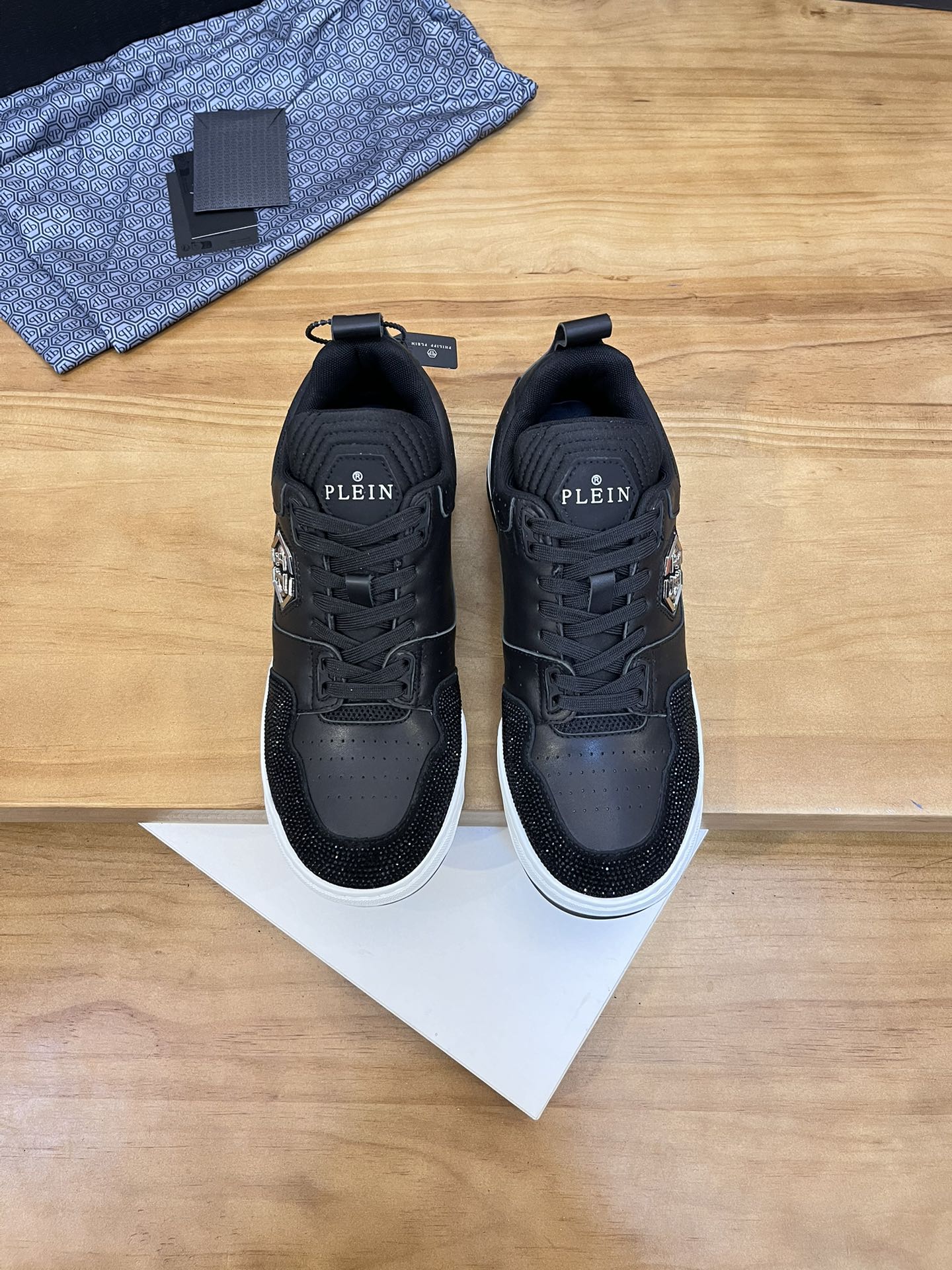 Precio de venta: P310Top QualityTrademark: PP*"Phillip Pry*"Low-top Casual ShoesSize: 39-46 (39.46 a