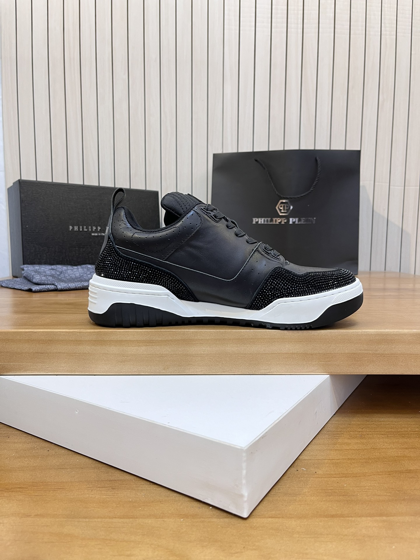 Precio de venta: P310Top QualityTrademark: PP*"Phillip Pry*"Low-top Casual ShoesSize: 39-46 (39.46 a