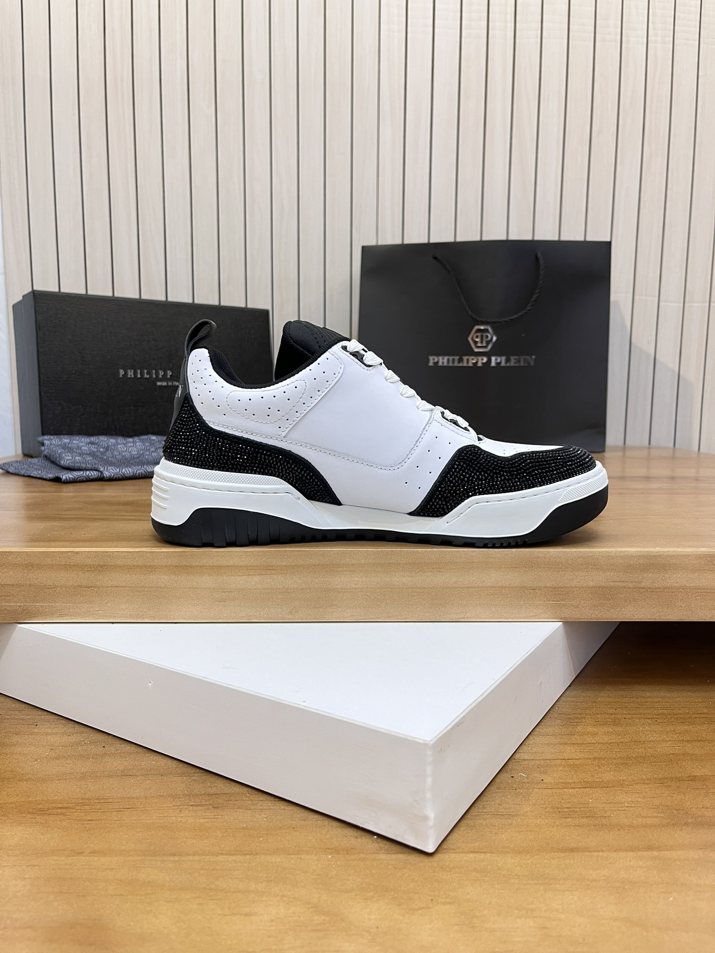 Precio de venta: P310Top QualityTrademark: PP*"Phillip Pry*"Low-top Casual ShoesSize: 39-46 (39.46 a