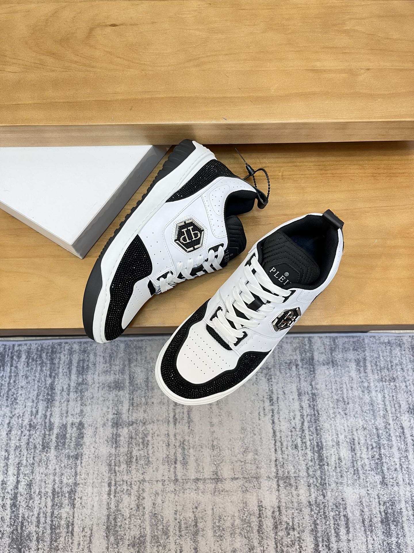 Precio de venta: P310Top QualityTrademark: PP*"Phillip Pry*"Low-top Casual ShoesSize: 39-46 (39.46 a