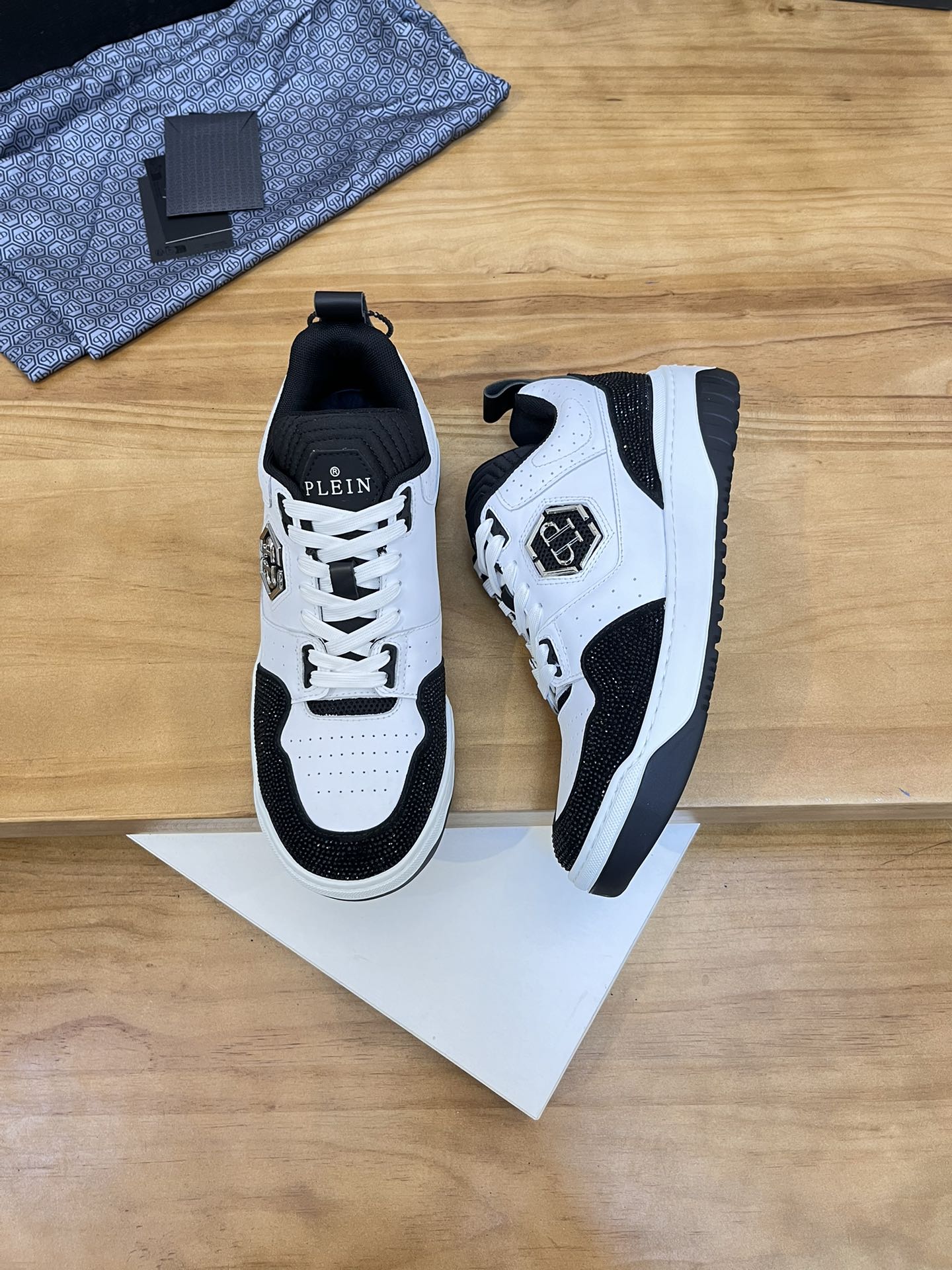 Precio de venta: P310Top QualityTrademark: PP*"Phillip Pry*"Low-top Casual ShoesSize: 39-46 (39.46 a