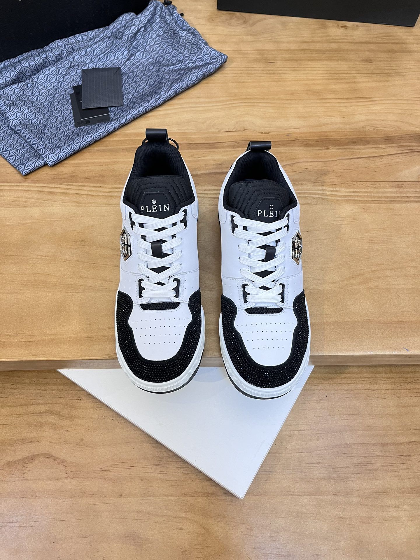 Precio de venta: P310Top QualityTrademark: PP*"Phillip Pry*"Low-top Casual ShoesSize: 39-46 (39.46 a