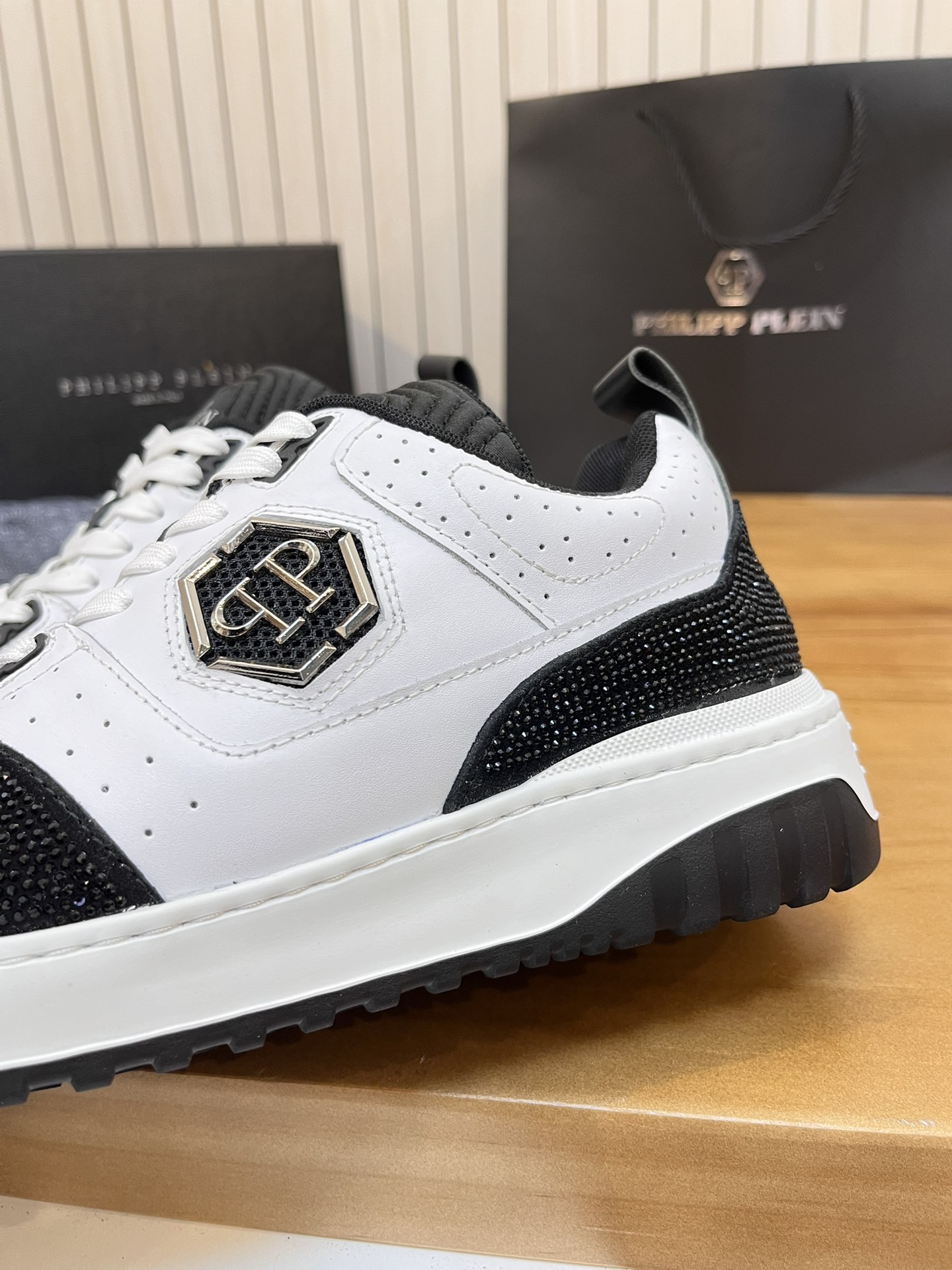 Precio de venta: P310Top QualityTrademark: PP*"Phillip Pry*"Low-top Casual ShoesSize: 39-46 (39.46 a