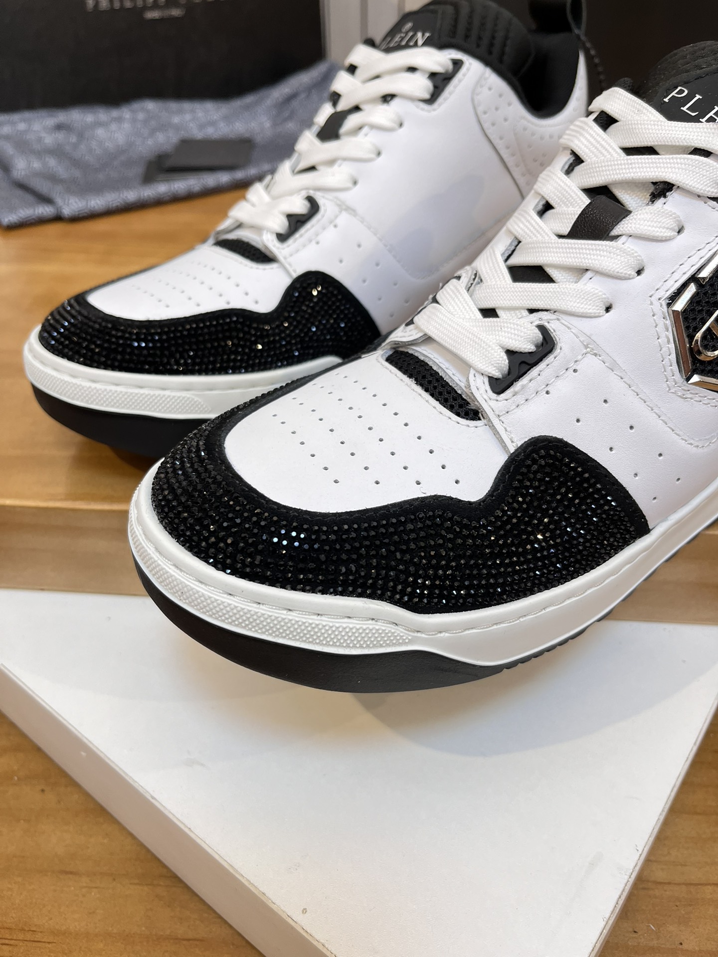 Precio de venta: P310Top QualityTrademark: PP*"Phillip Pry*"Low-top Casual ShoesSize: 39-46 (39.46 a