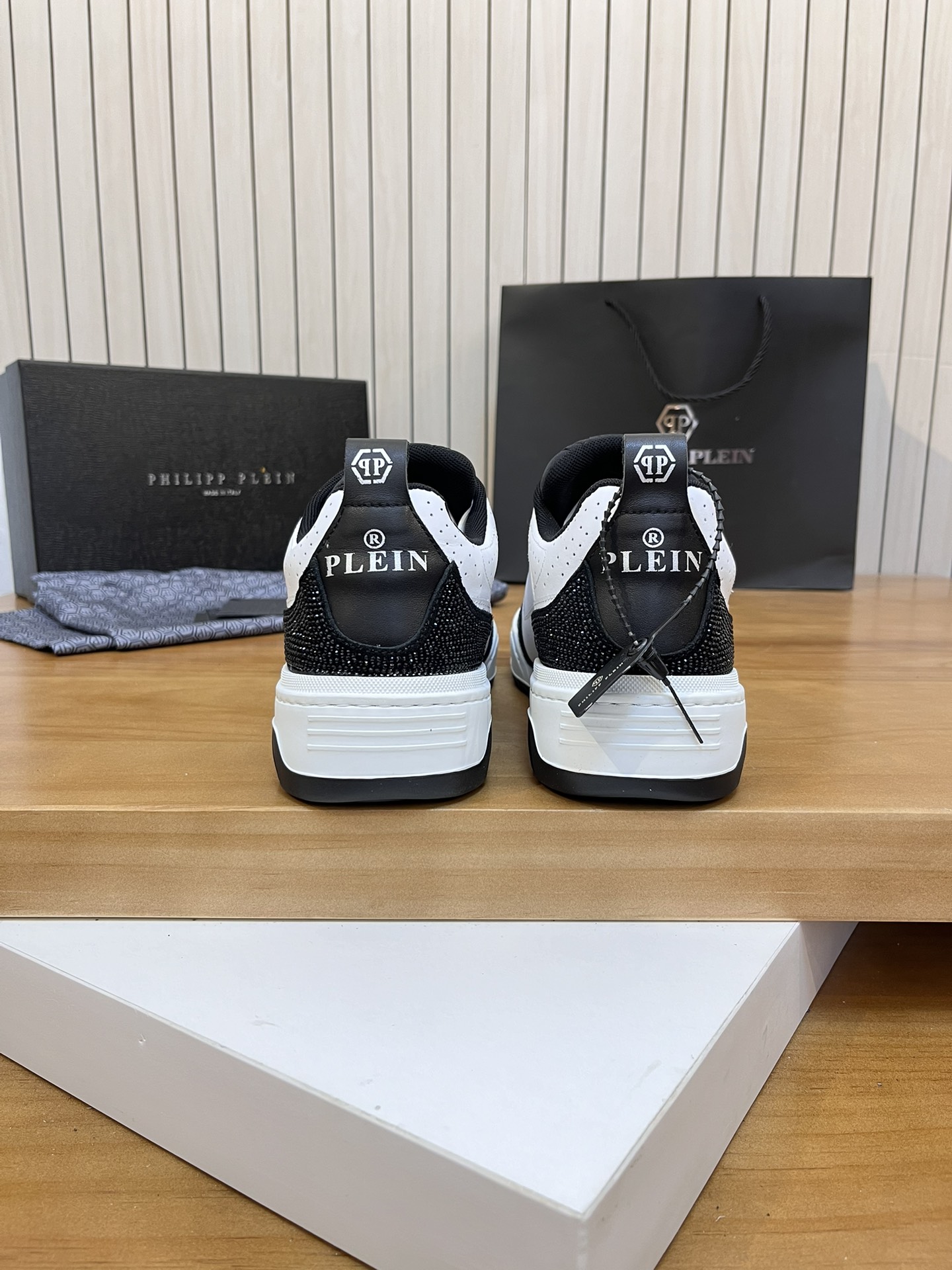 Precio de venta: P310Top QualityTrademark: PP*"Phillip Pry*"Low-top Casual ShoesSize: 39-46 (39.46 a