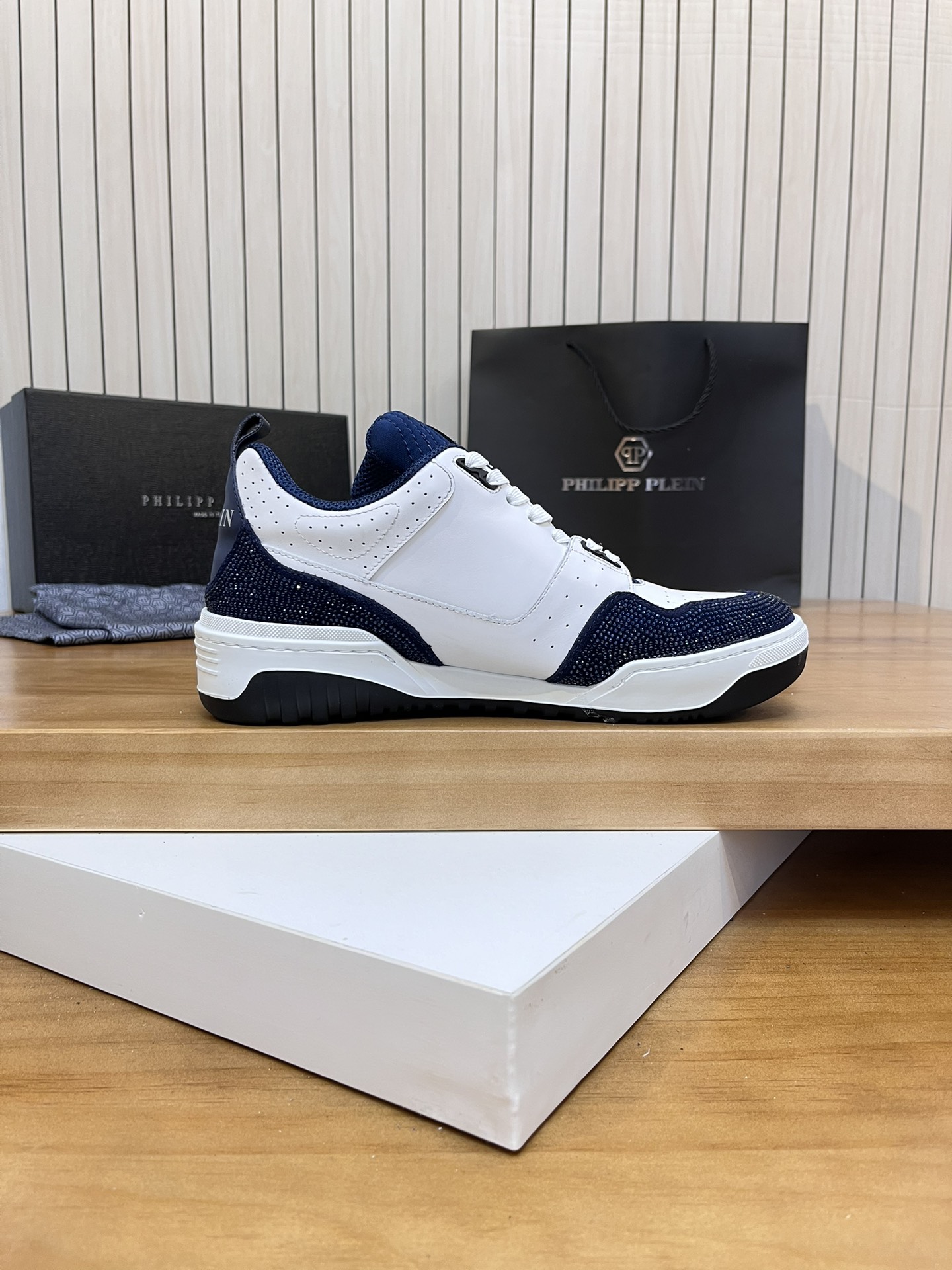 Precio de venta: P310Top QualityTrademark: PP*"Phillip Pry*"Low-top Casual ShoesSize: 39-46 (39.46 a