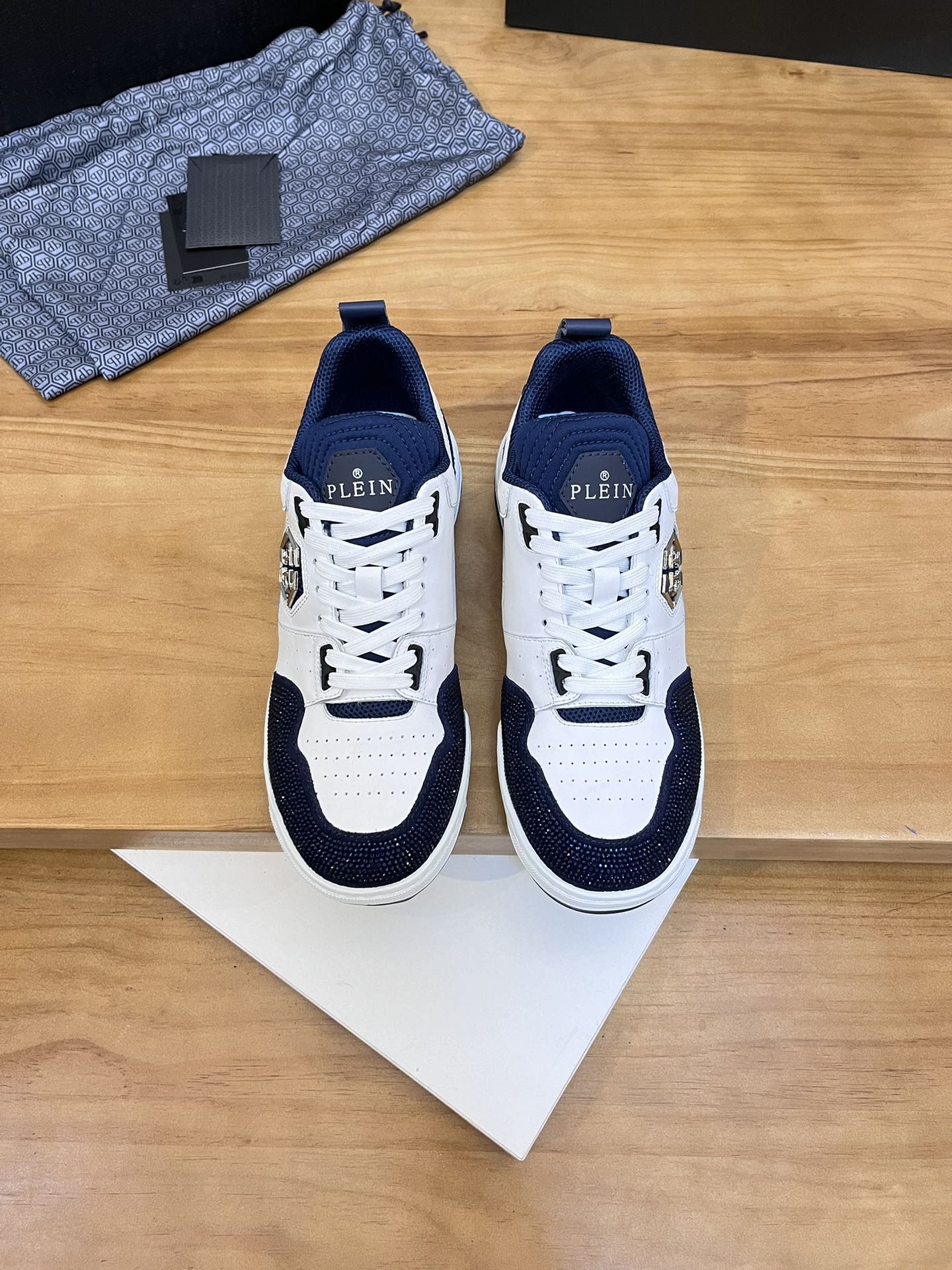 Precio de venta: P310Top QualityTrademark: PP*"Phillip Pry*"Low-top Casual ShoesSize: 39-46 (39.46 a