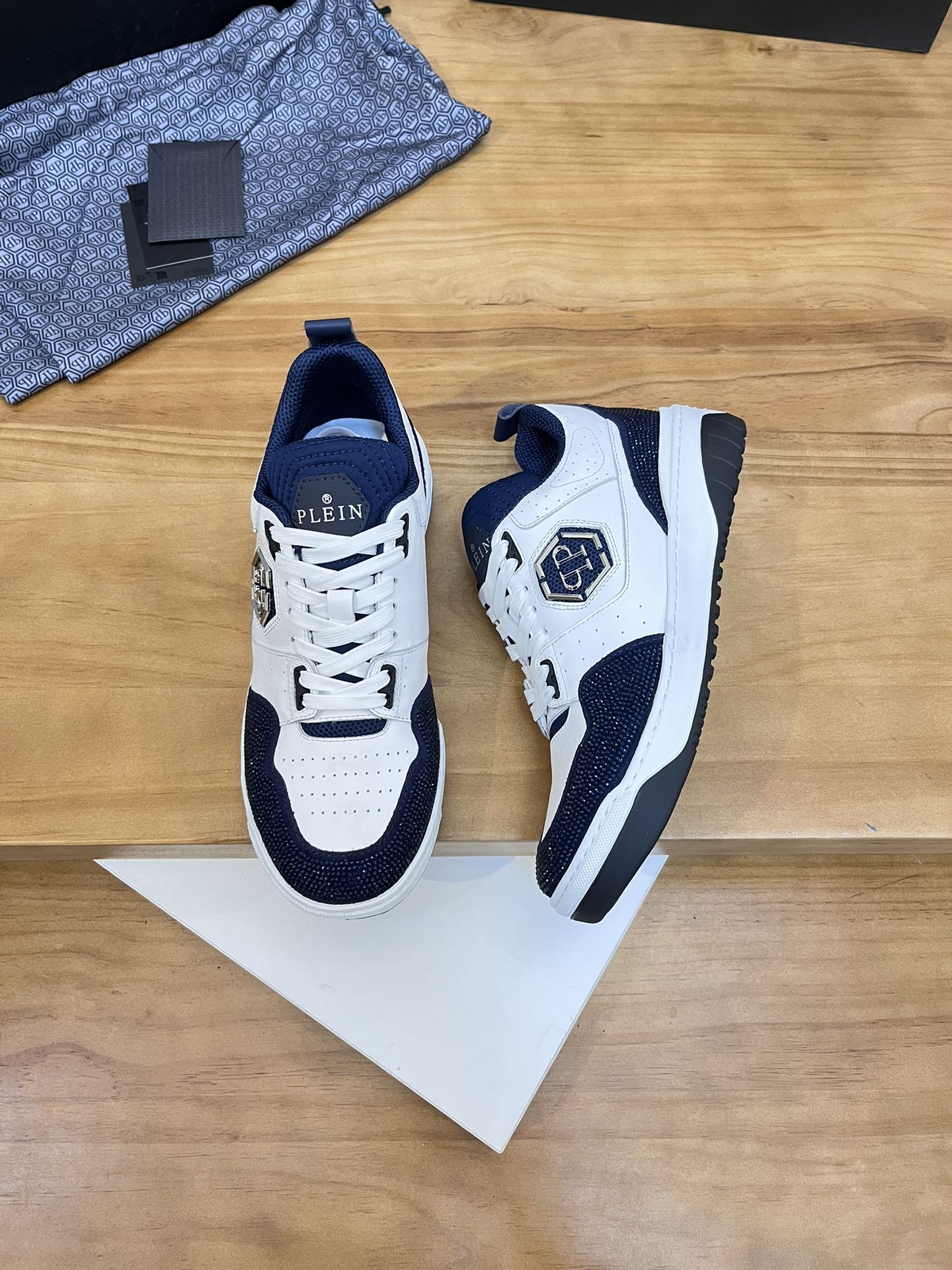 Precio de venta: P310Top QualityTrademark: PP*"Phillip Pry*"Low-top Casual ShoesSize: 39-46 (39.46 a