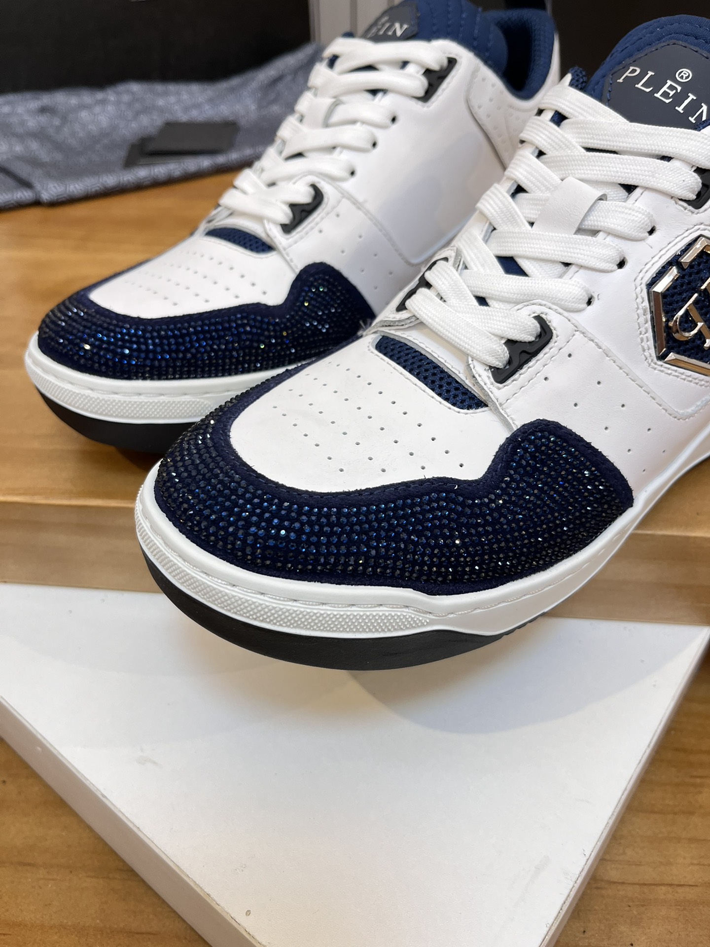 Precio de venta: P310Top QualityTrademark: PP*"Phillip Pry*"Low-top Casual ShoesSize: 39-46 (39.46 a