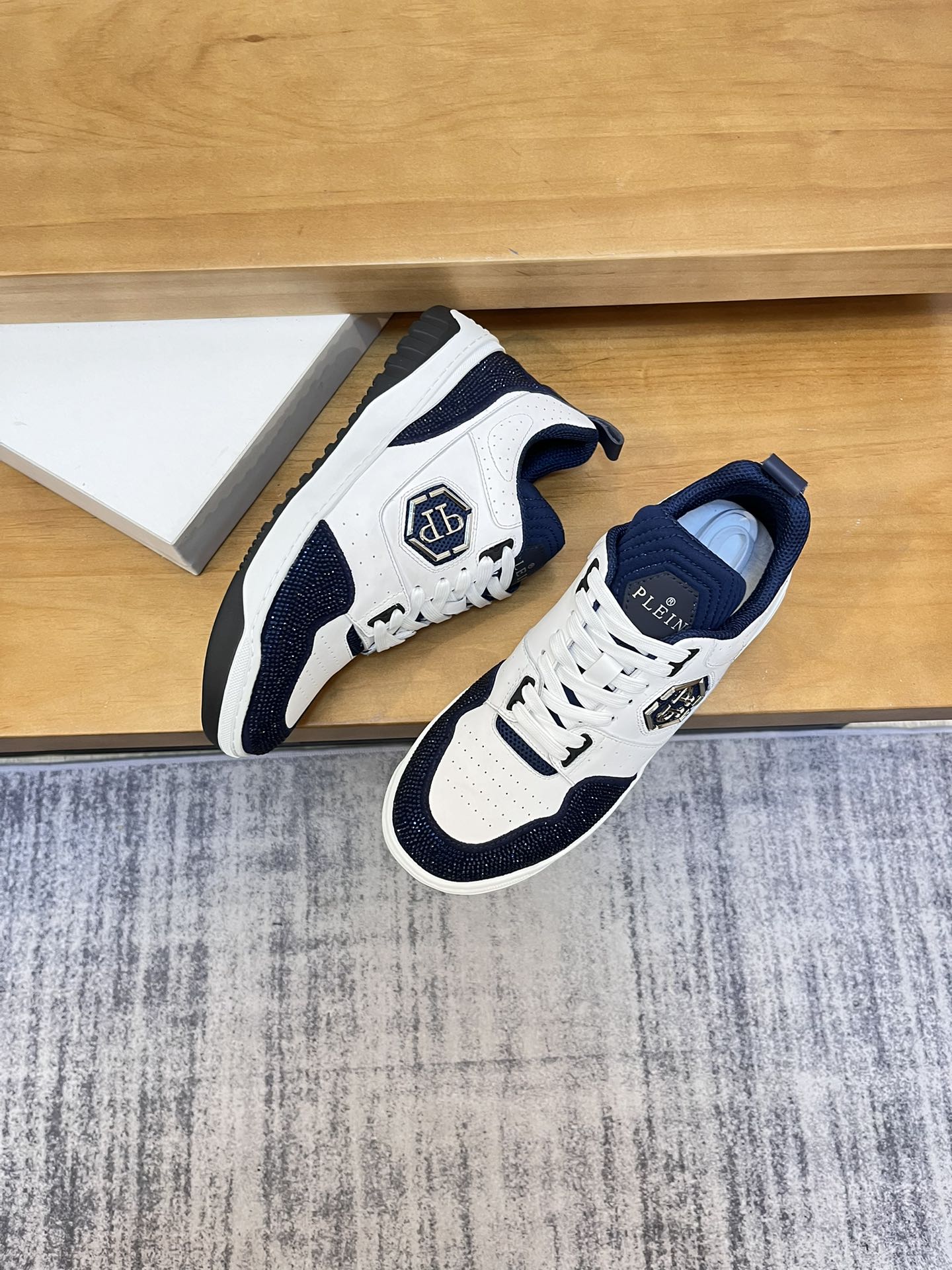 Precio de venta: P310Top QualityTrademark: PP*"Phillip Pry*"Low-top Casual ShoesSize: 39-46 (39.46 a