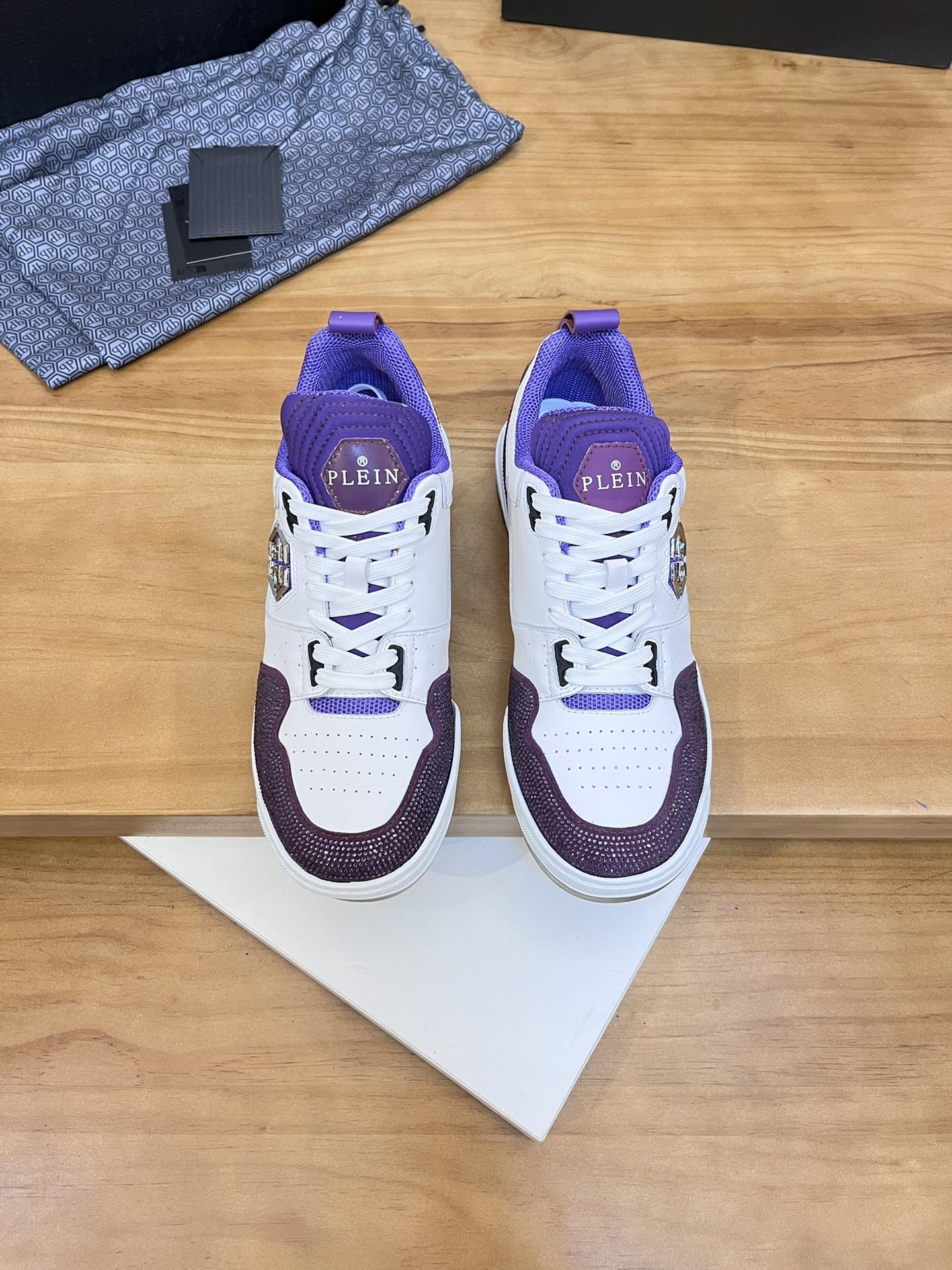 Precio de venta: P310Top QualityTrademark: PP*"Phillip Pry*"Low-top Casual ShoesSize: 39-46 (39.46 a