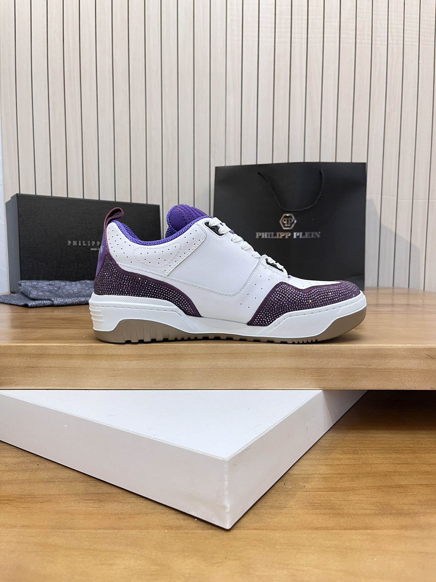 Precio de venta: P310Top QualityTrademark: PP*"Phillip Pry*"Low-top Casual ShoesSize: 39-46 (39.46 a