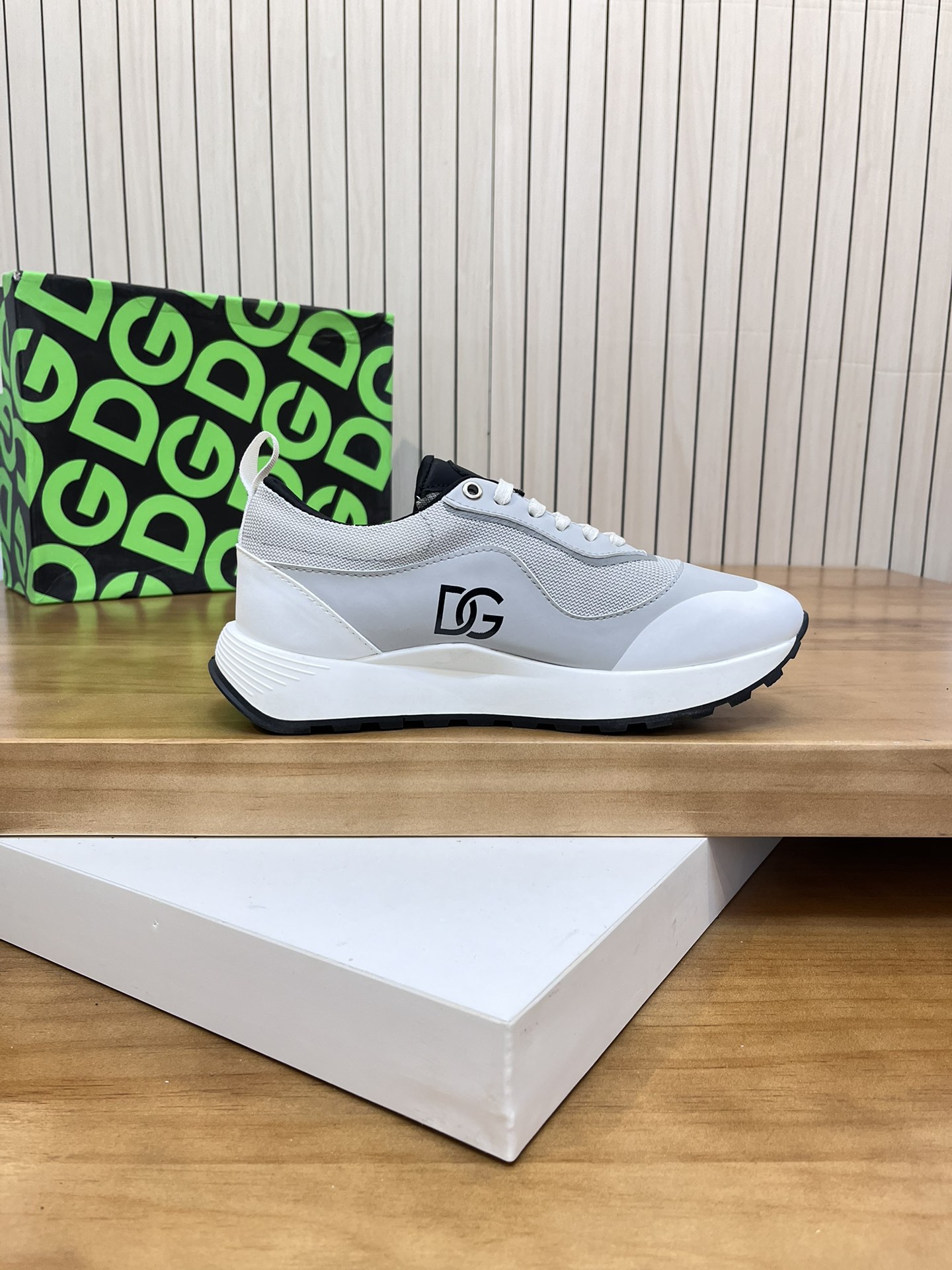 Precio de venta: P220 Marca comercial: DG Dolce & Gabbana Low-top SneakersMarcas: 38-44 (se puede pe
