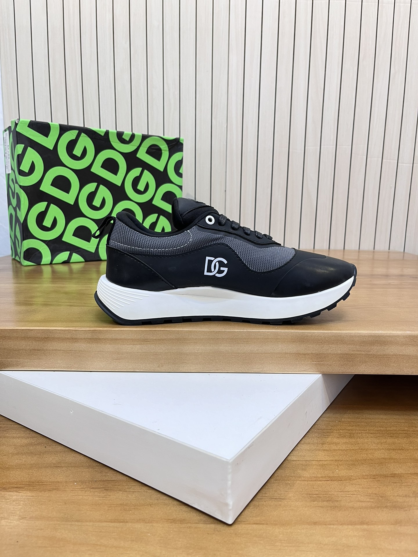 Precio de venta: P220 Marca comercial: DG Dolce & Gabbana Low-top SneakersMarcas: 38-44 (se puede pe