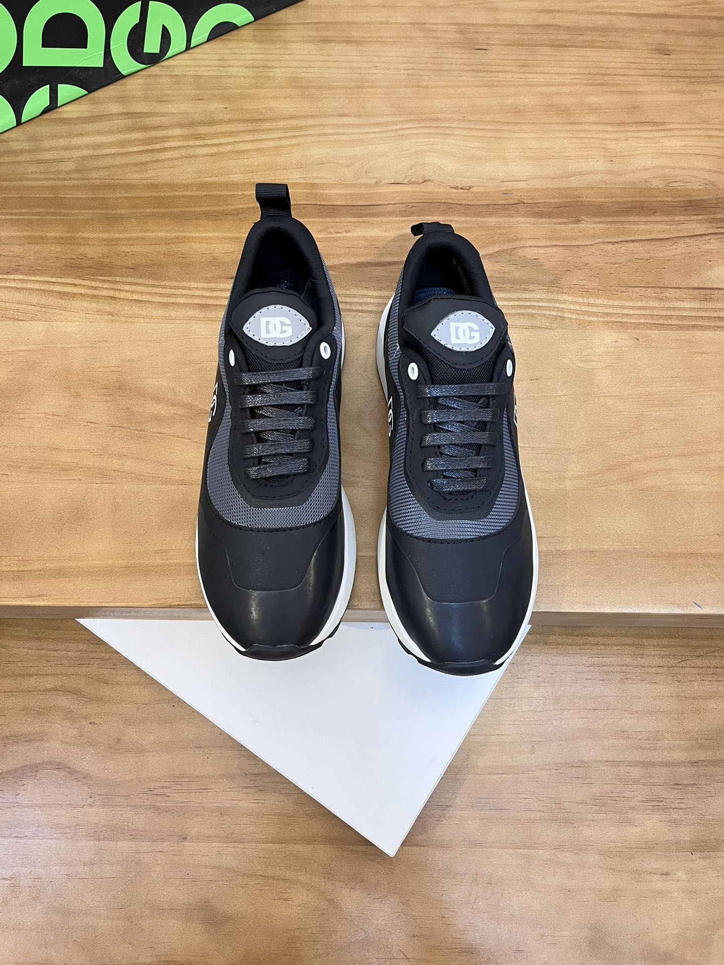 Precio de venta: P220 Marca comercial: DG Dolce & Gabbana Low-top SneakersMarcas: 38-44 (se puede pe