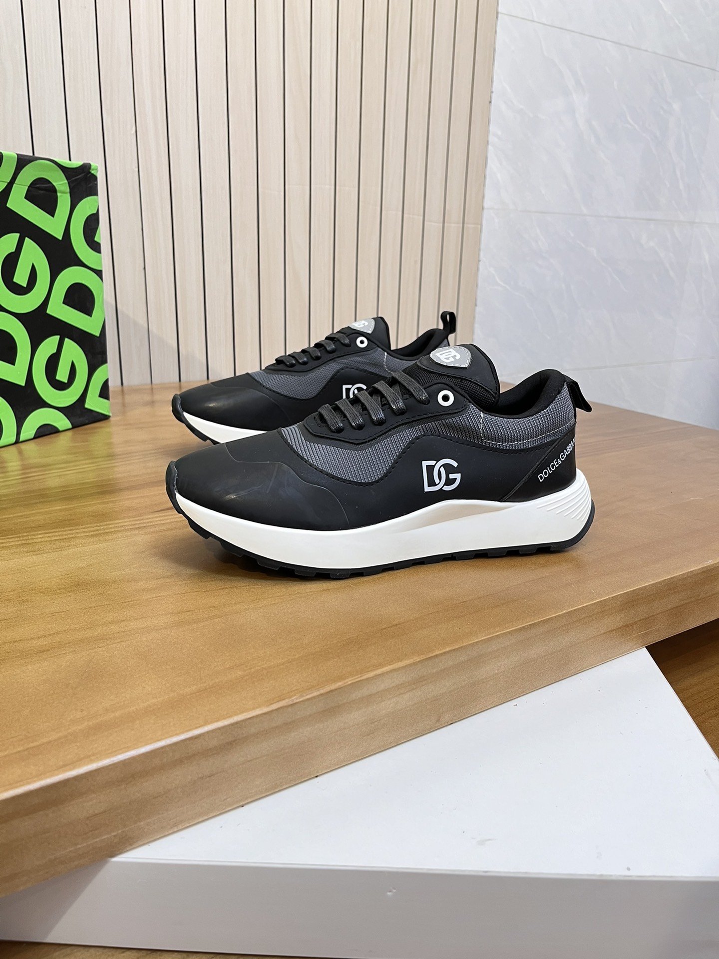 Precio de venta: P220 Marca comercial: DG Dolce & Gabbana Low-top SneakersMarcas: 38-44 (se puede pe