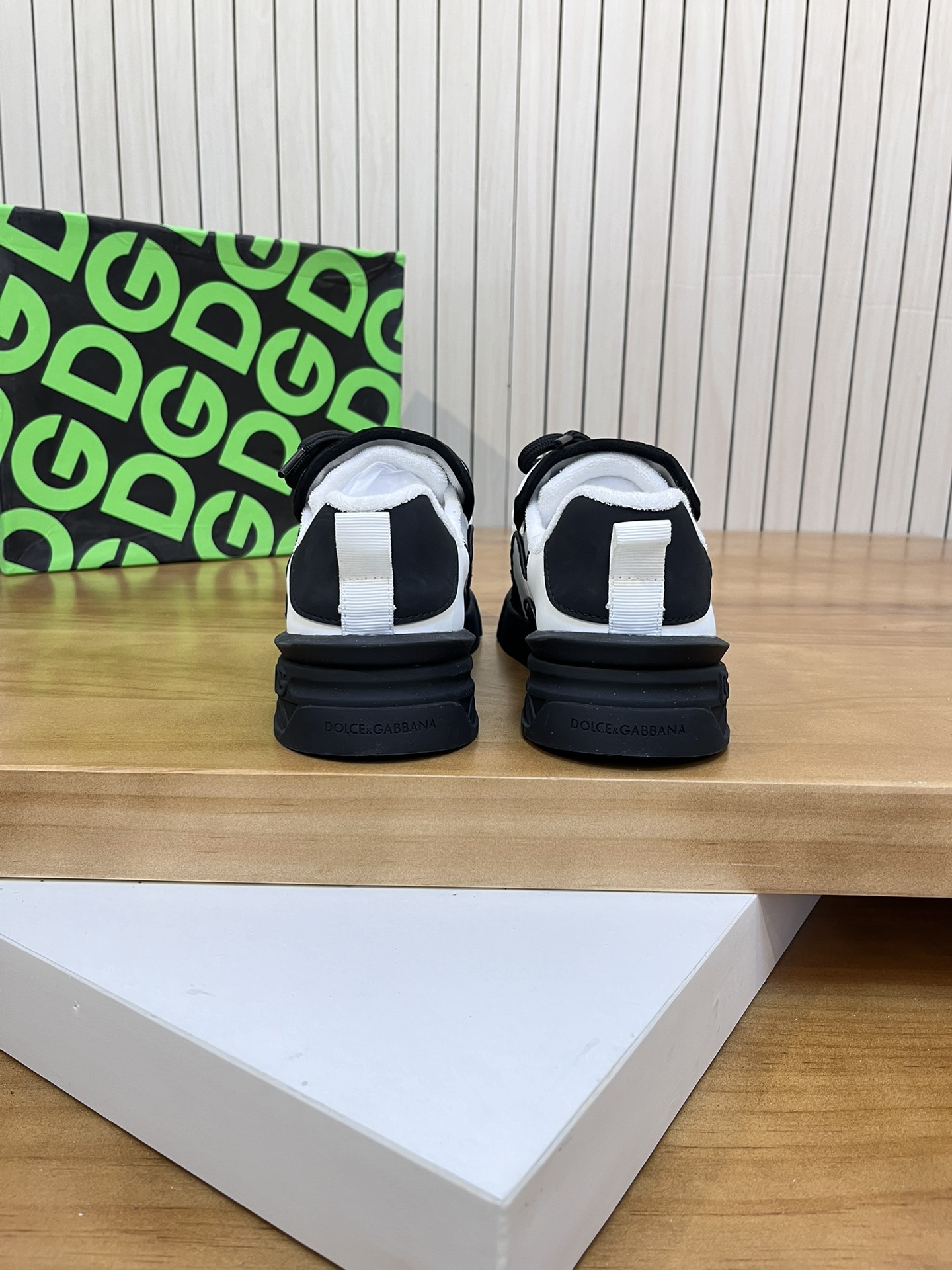 Precio de venta: P230 Marca: DG Dolce & Gabbana Low-top Casual Shoes Talla: 35-44 (se puede hacer a 