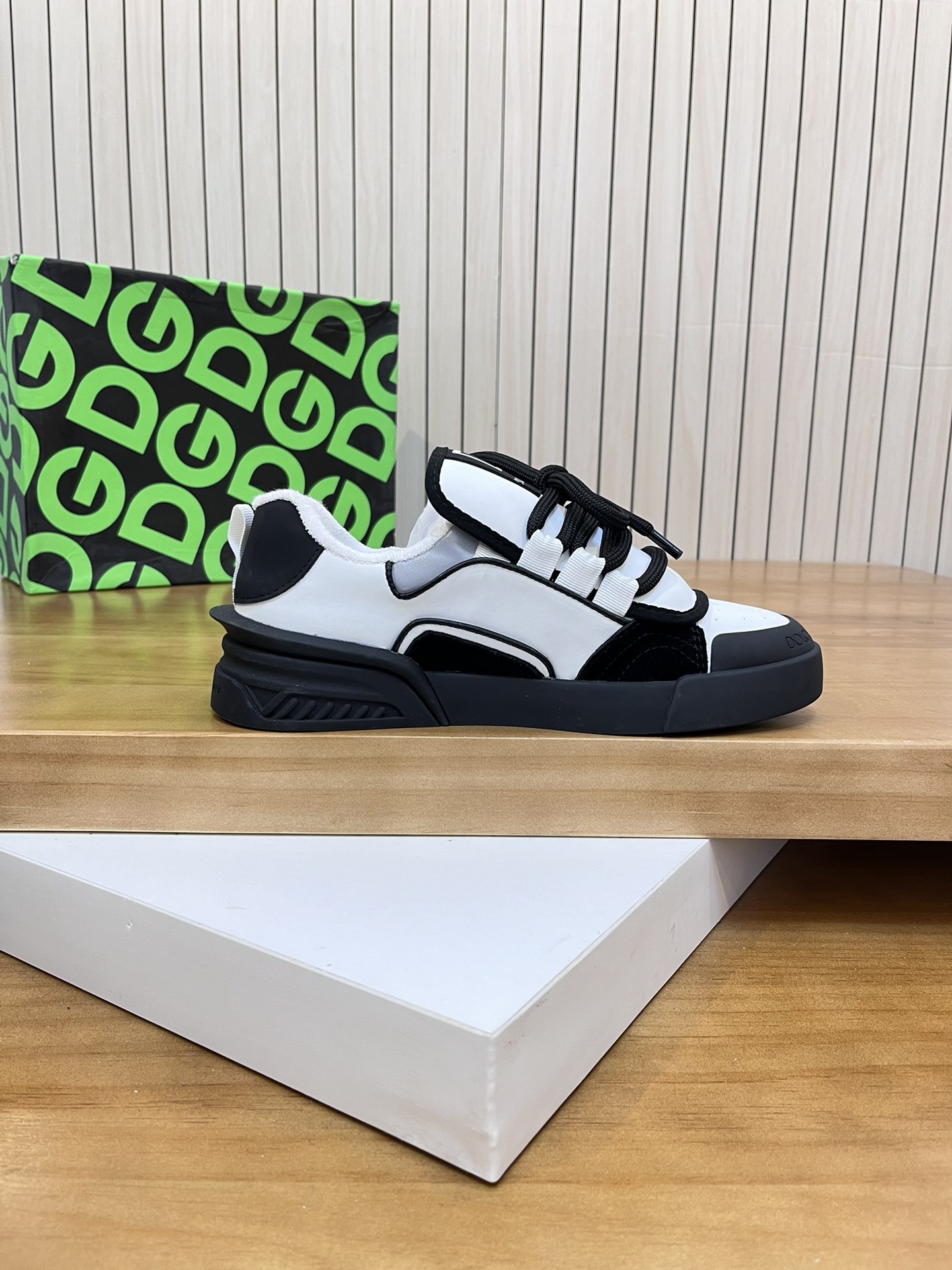 Precio de venta: P230 Marca: DG Dolce & Gabbana Low-top Casual Shoes Talla: 35-44 (se puede hacer a 