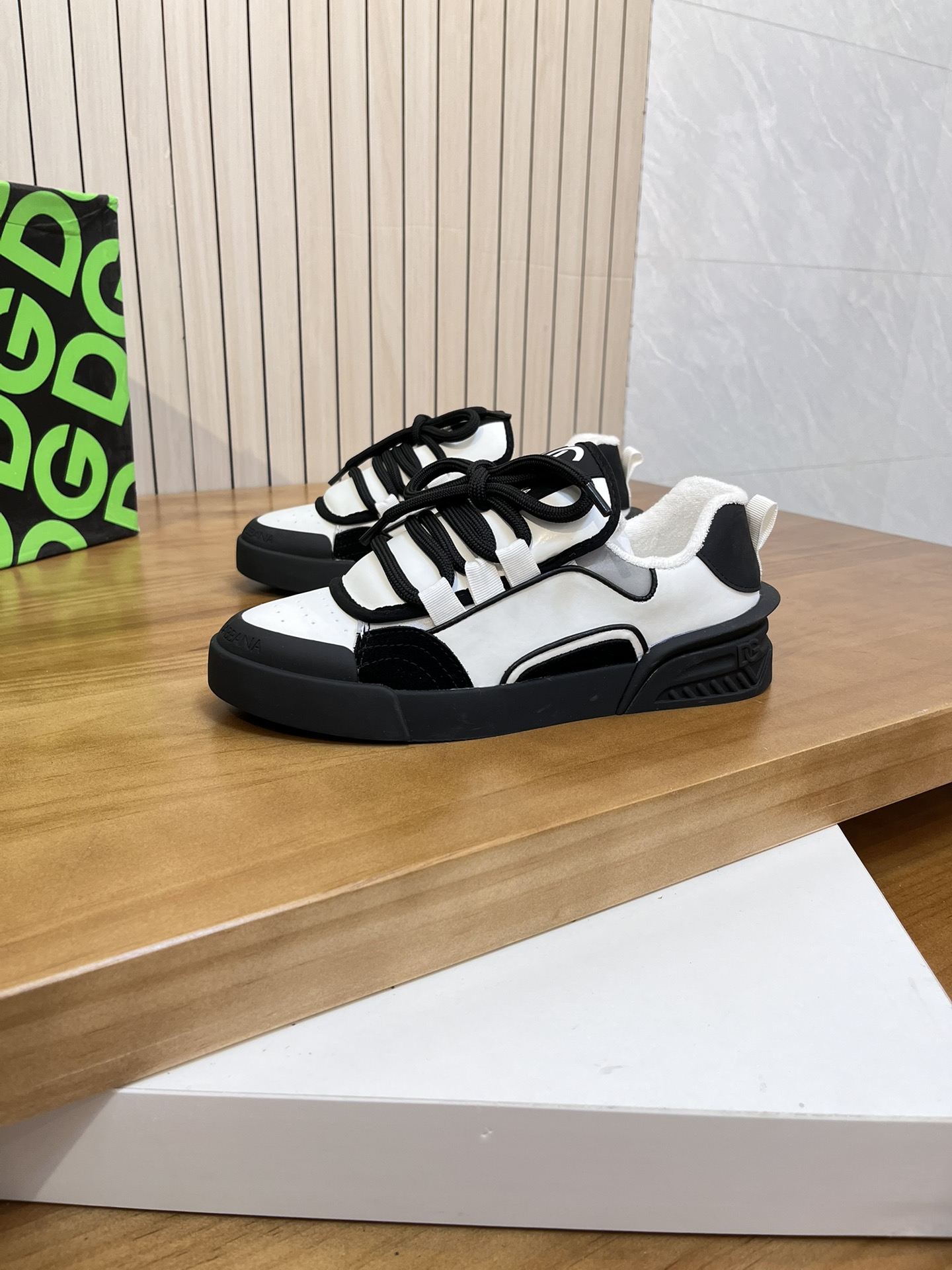 Precio de venta: P230 Marca: DG Dolce & Gabbana Low-top Casual Shoes Talla: 35-44 (se puede hacer a 