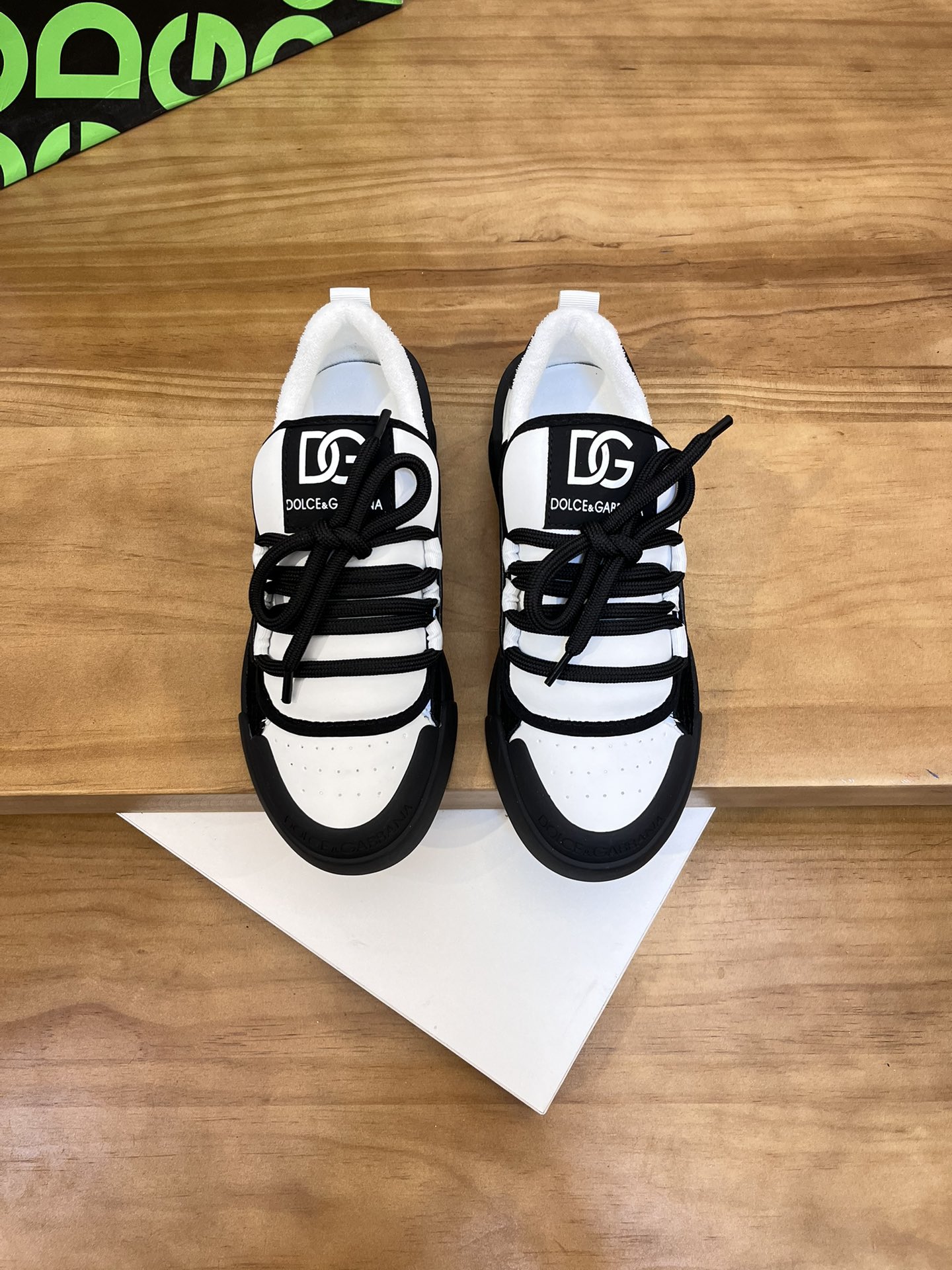Precio de venta: P230 Marca: DG Dolce & Gabbana Low-top Casual Shoes Talla: 35-44 (se puede hacer a 