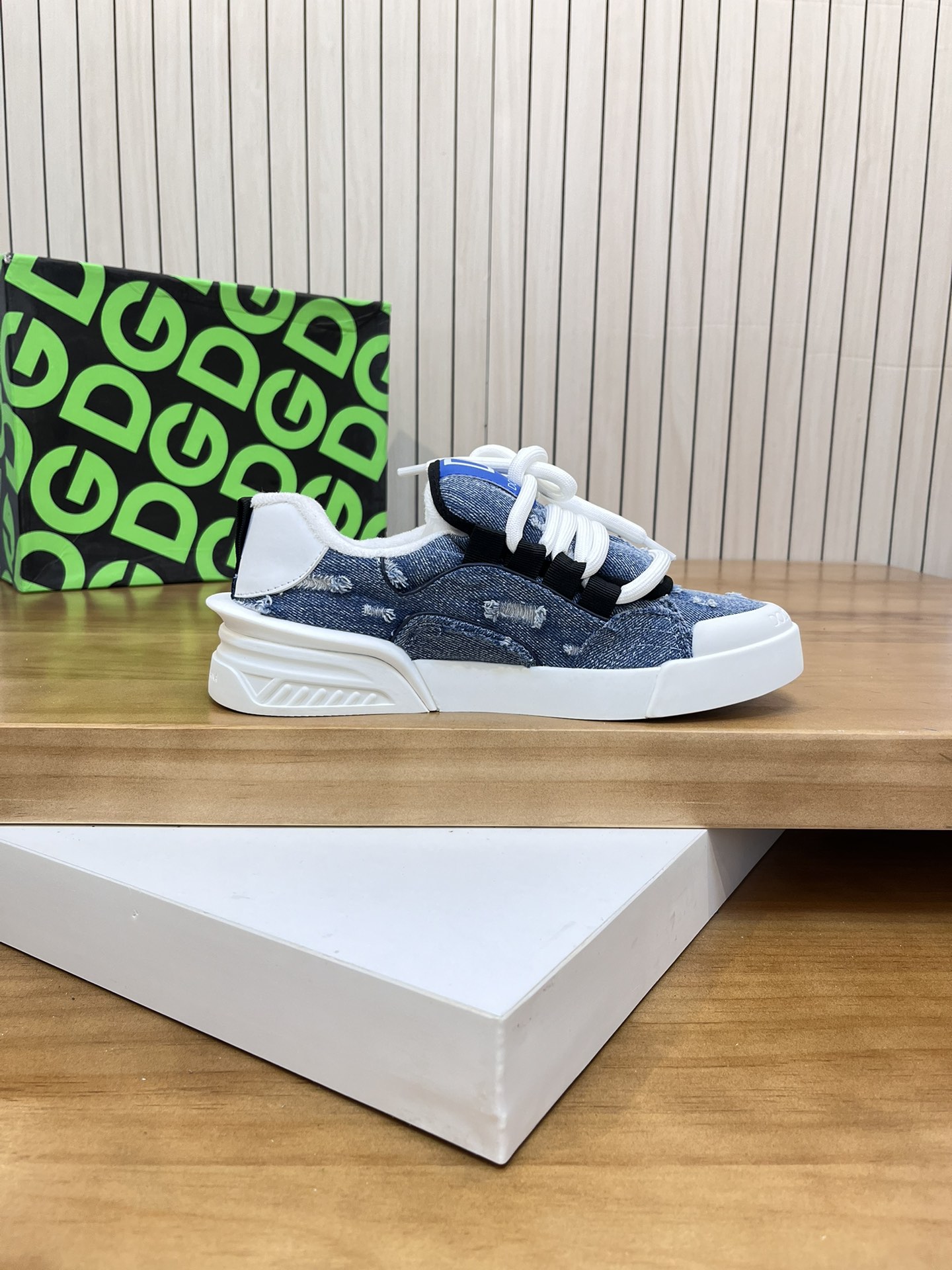 Precio de venta: P230 Marca: DG Dolce & Gabbana Low Top Casual Shoes Talla: 35-44 (se puede personal