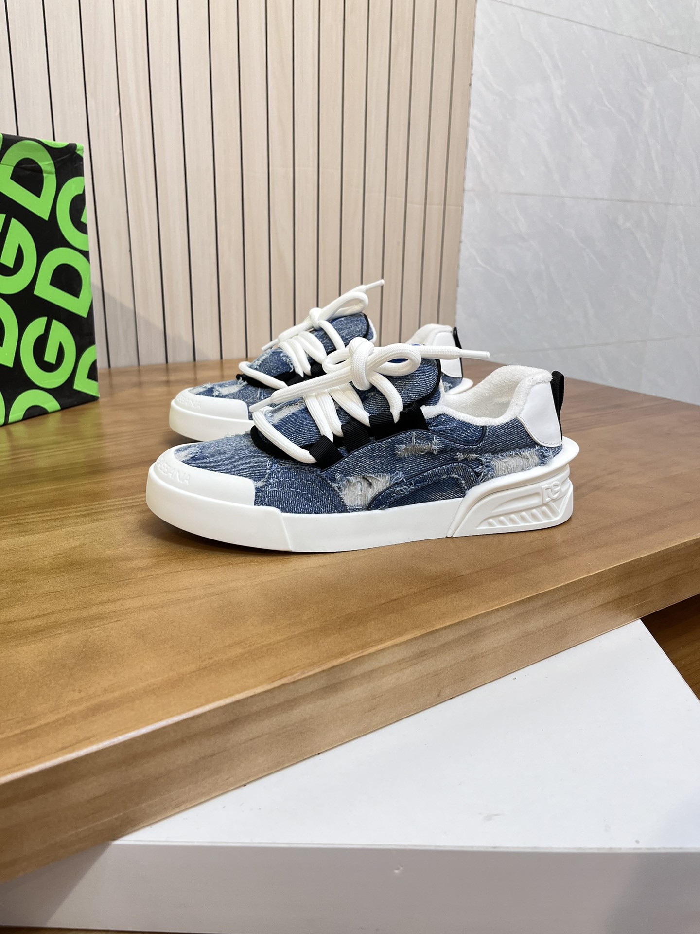 Precio de venta: P230 Marca: DG Dolce & Gabbana Low Top Casual Shoes Talla: 35-44 (se puede personal