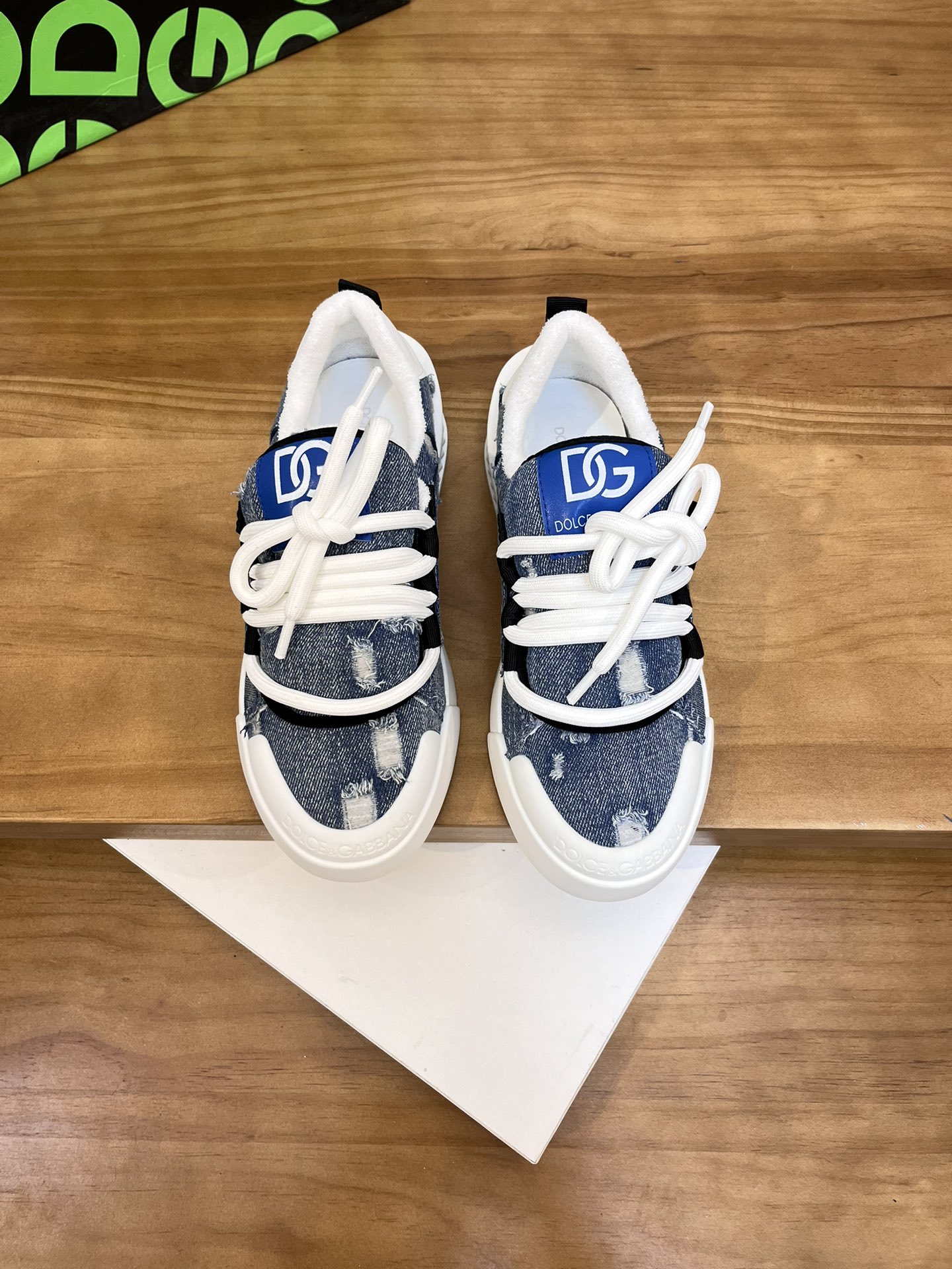 Precio de venta: P230 Marca: DG Dolce & Gabbana Low Top Casual Shoes Talla: 35-44 (se puede personal