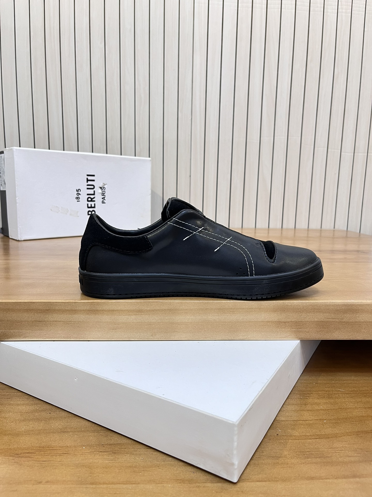Precio de venta: P190 Marca: Berlut* "BRUTI*" Low Top SneakersTalla: 38-44(se puede personalizar has