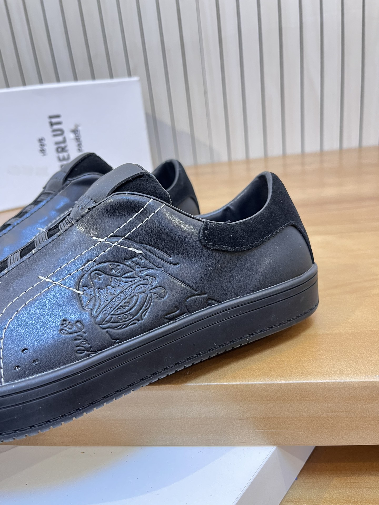 Precio de venta: P190 Marca: Berlut* "BRUTI*" Low Top SneakersTalla: 38-44(se puede personalizar has