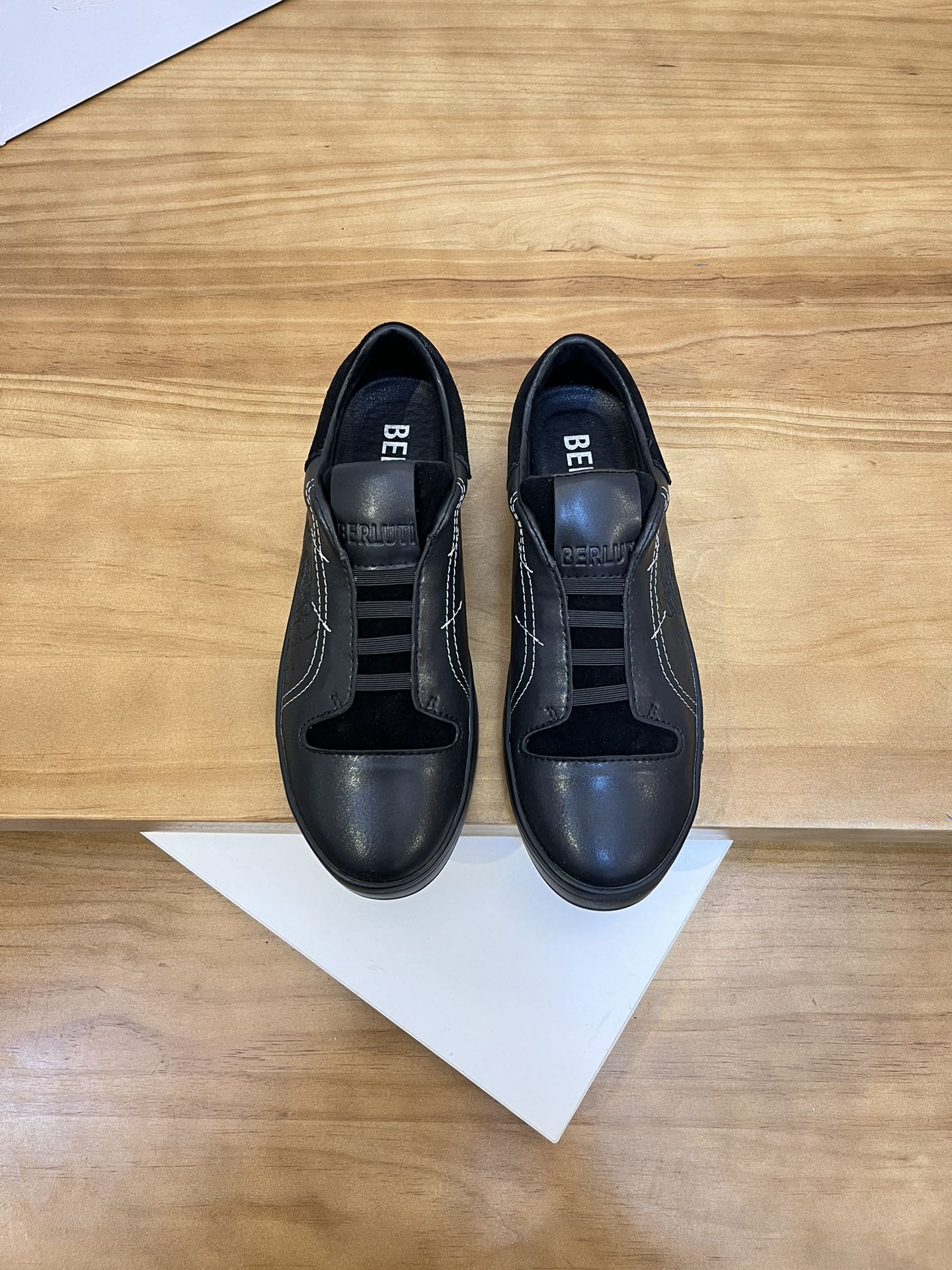 Precio de venta: P190 Marca: Berlut* "BRUTI*" Low Top SneakersTalla: 38-44(se puede personalizar has