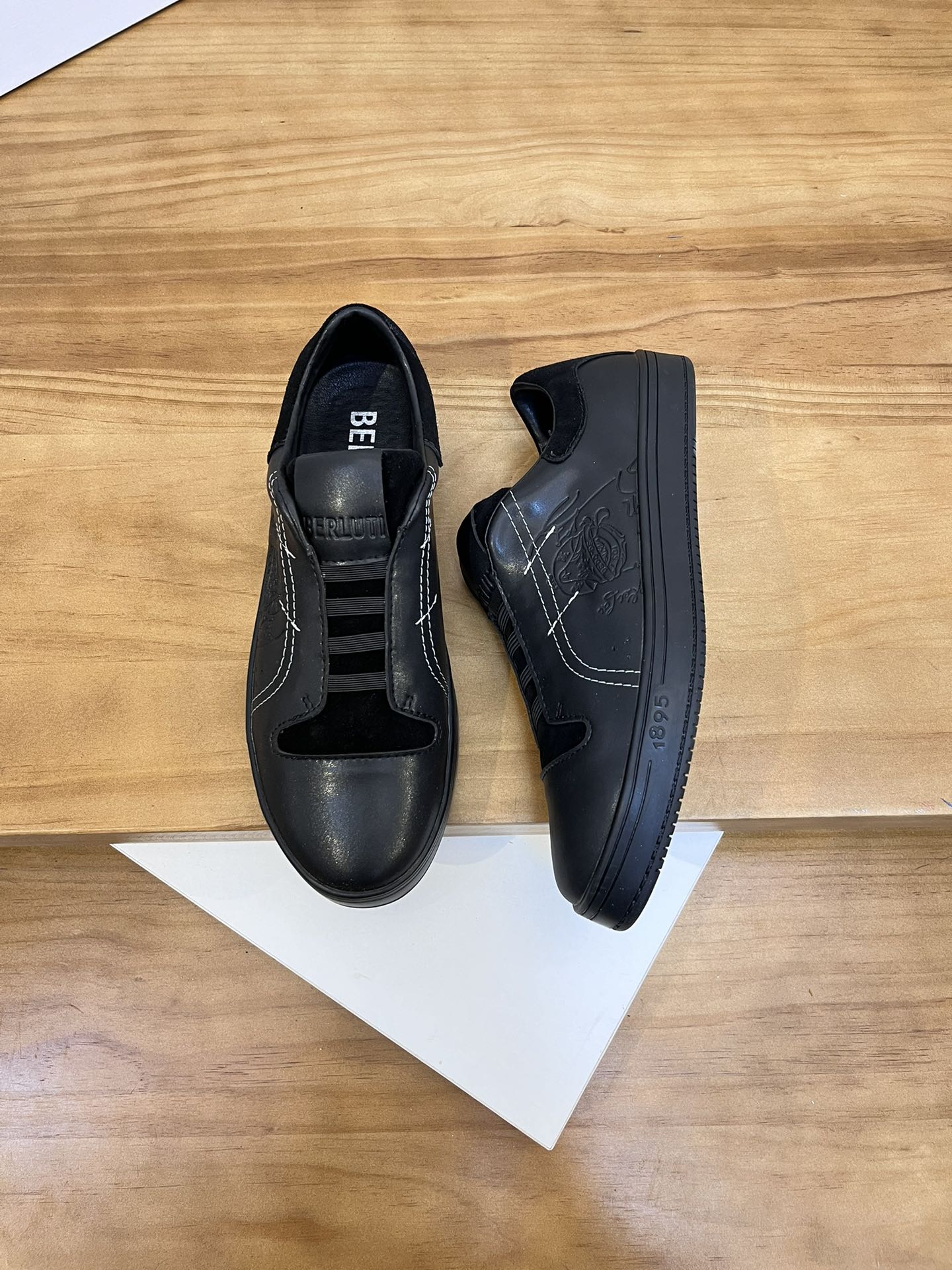 Precio de venta: P190 Marca: Berlut* "BRUTI*" Low Top SneakersTalla: 38-44(se puede personalizar has