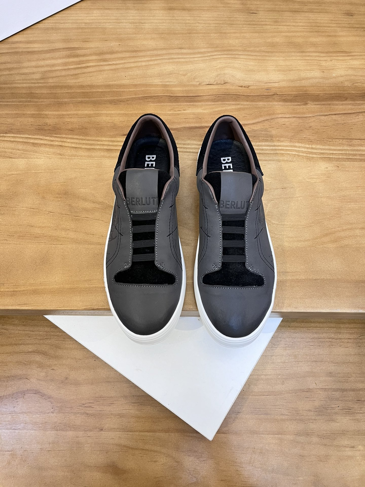 Precio de venta: P190 Marca: Berlut* "BRUTI*" Low Top SneakersTalla: 38-44(se puede personalizar has