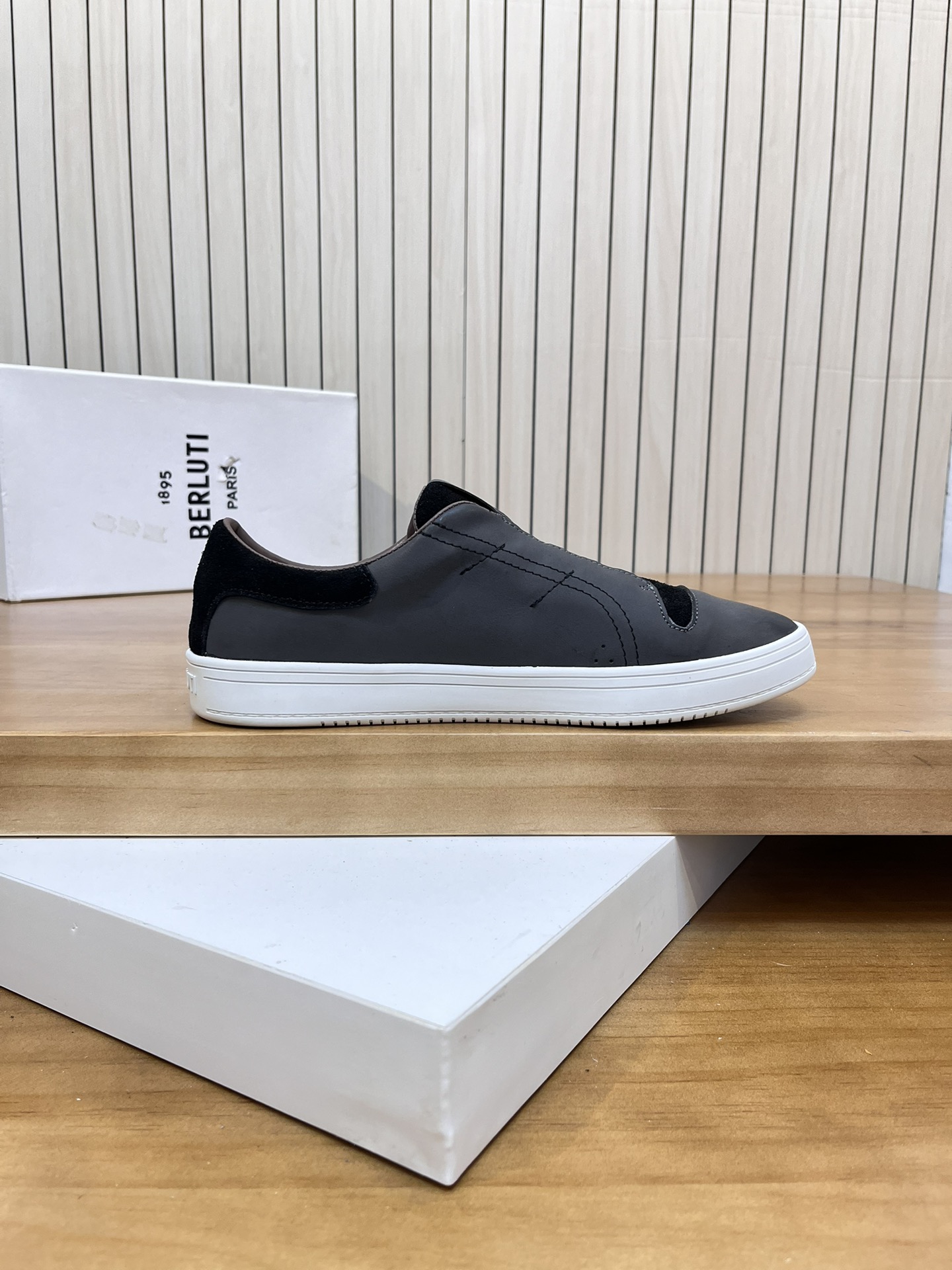 Precio de venta: P190 Marca: Berlut* "BRUTI*" Low Top SneakersTalla: 38-44(se puede personalizar has