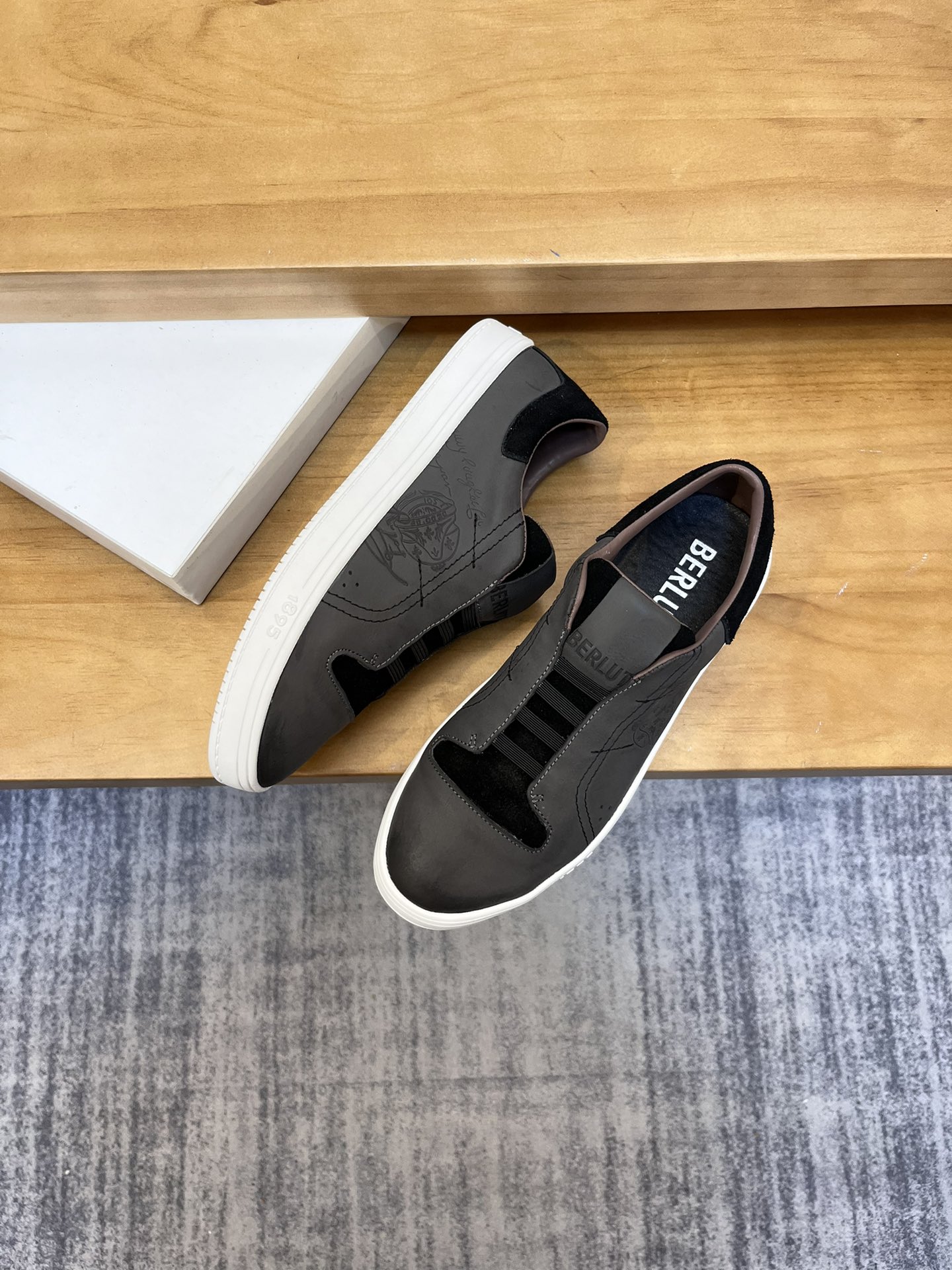 Precio de venta: P190 Marca: Berlut* "BRUTI*" Low Top SneakersTalla: 38-44(se puede personalizar has