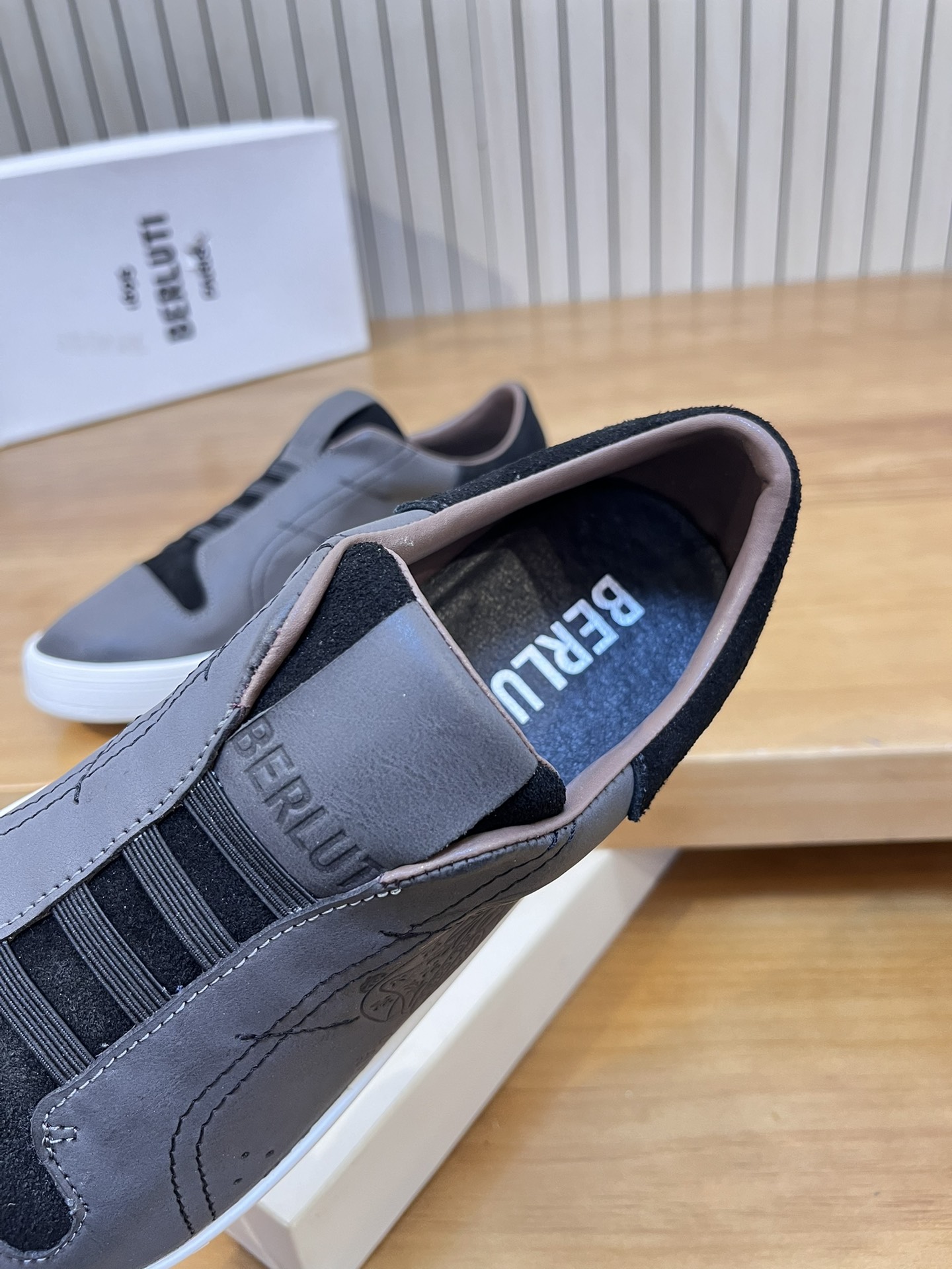 Precio de venta: P190 Marca: Berlut* "BRUTI*" Low Top SneakersTalla: 38-44(se puede personalizar has