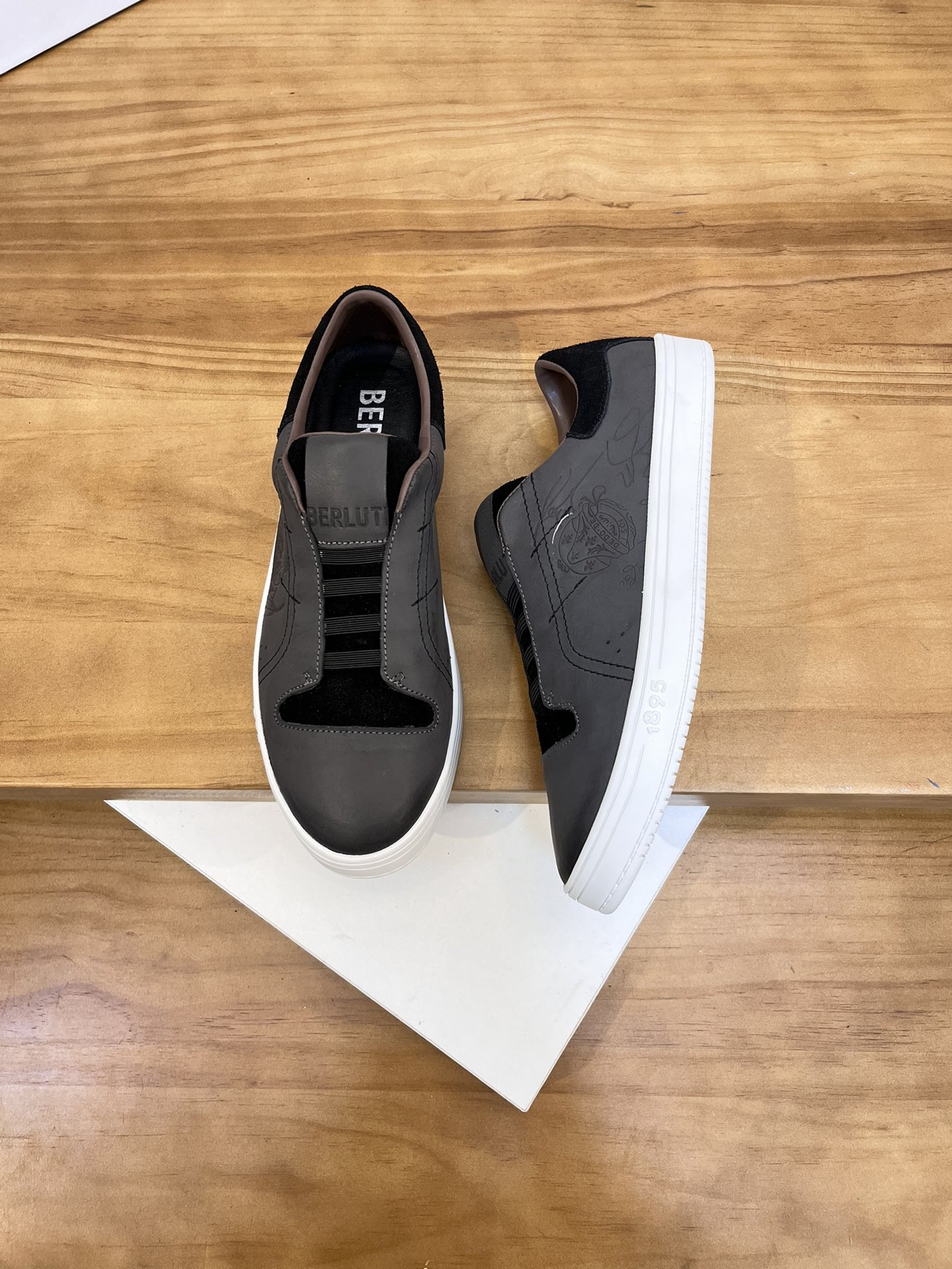 Precio de venta: P190 Marca: Berlut* "BRUTI*" Low Top SneakersTalla: 38-44(se puede personalizar has
