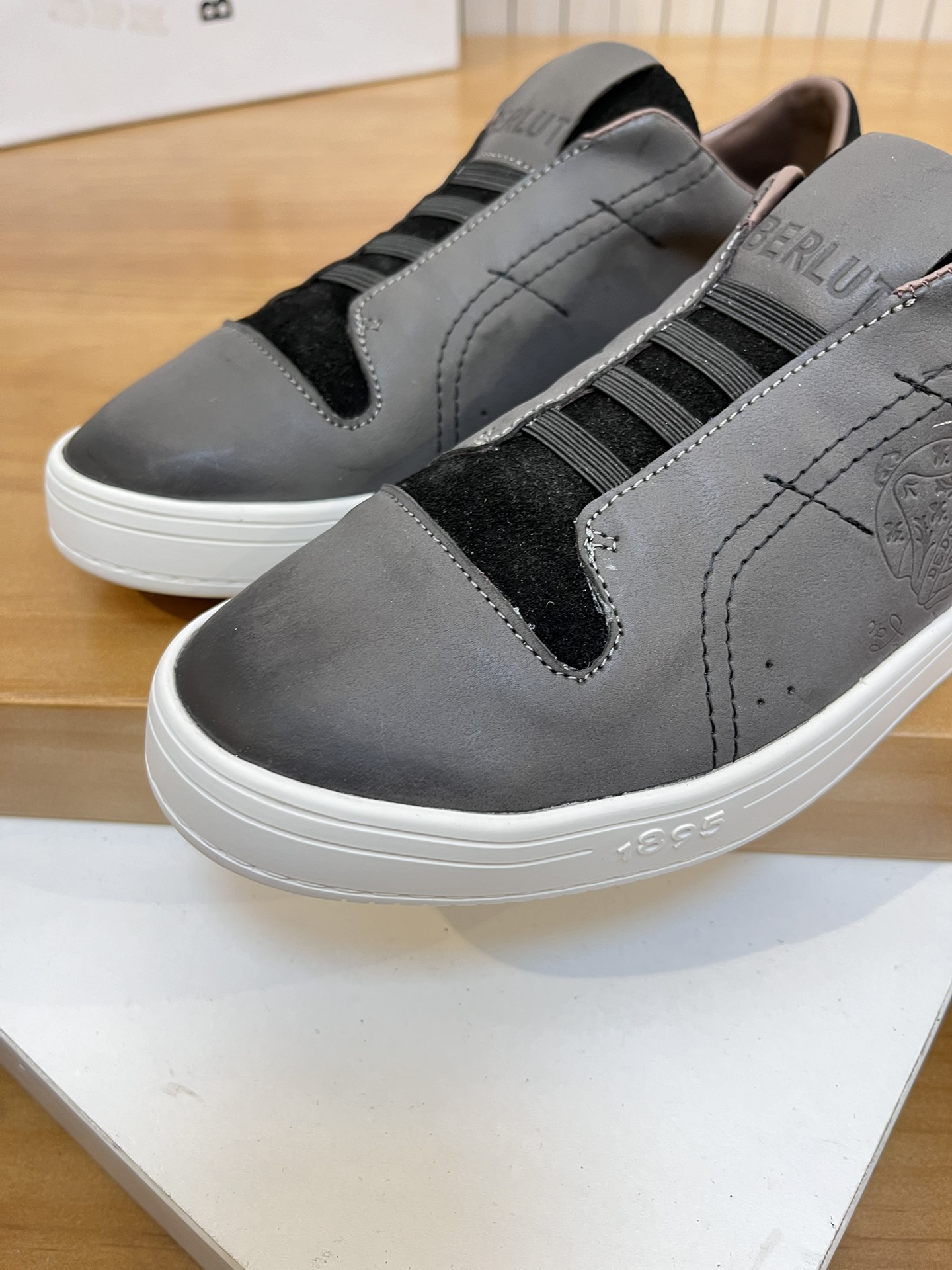 Precio de venta: P190 Marca: Berlut* "BRUTI*" Low Top SneakersTalla: 38-44(se puede personalizar has