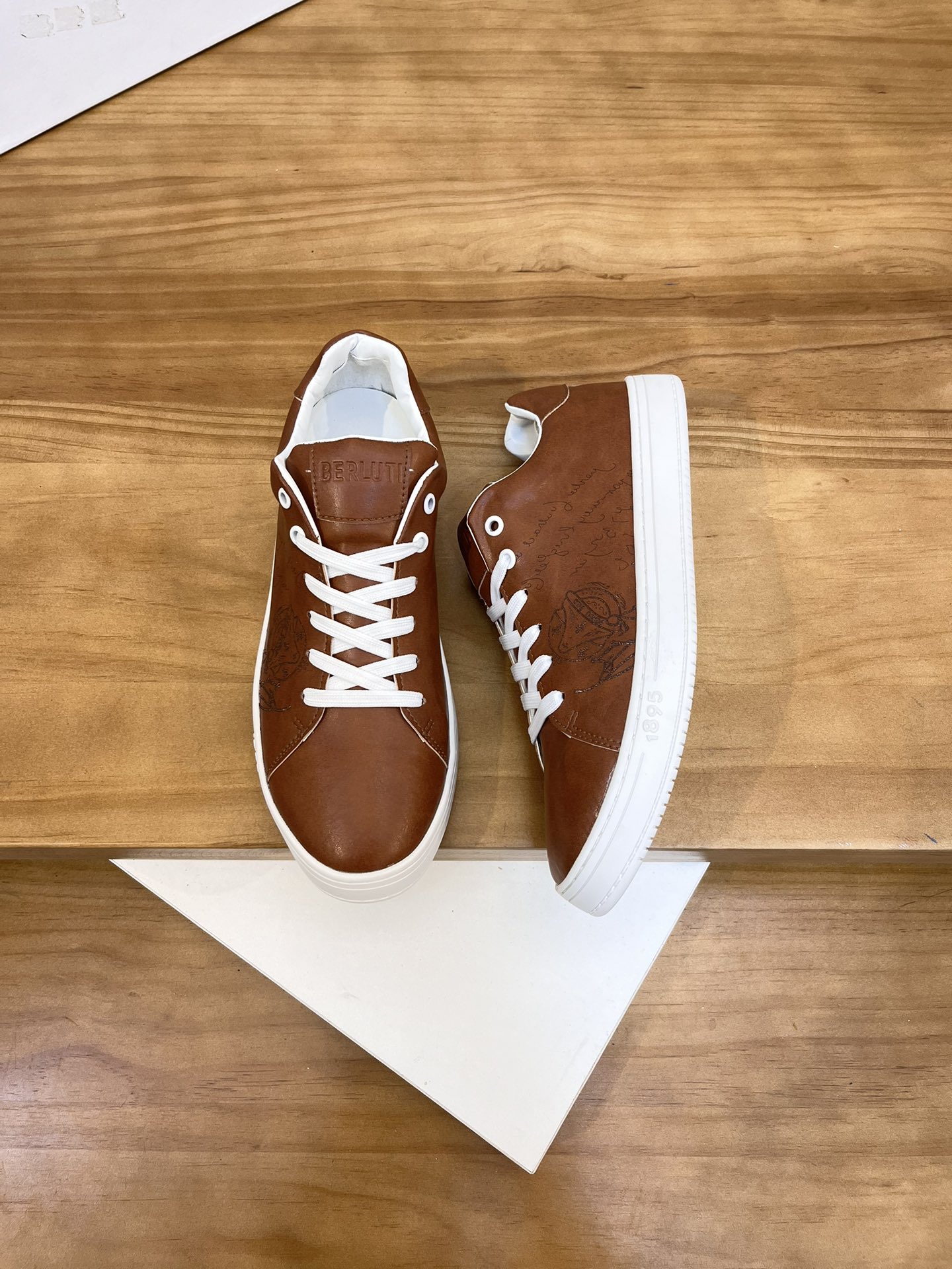 Precio de venta: P190 Marca: Berlut* "BRUTI*" Low Top SneakersTalla: 38-44(se puede personalizar has