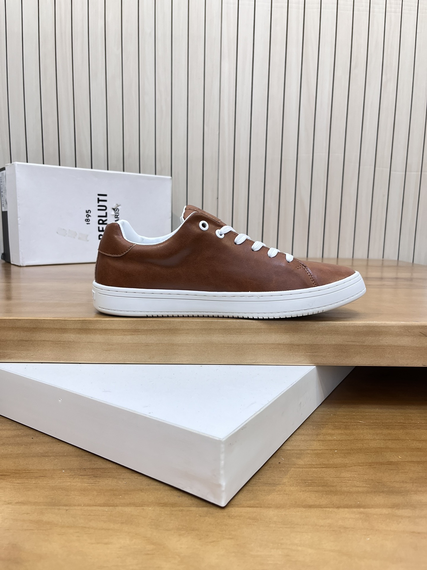 Precio de venta: P190 Marca: Berlut* "BRUTI*" Low Top SneakersTalla: 38-44(se puede personalizar has