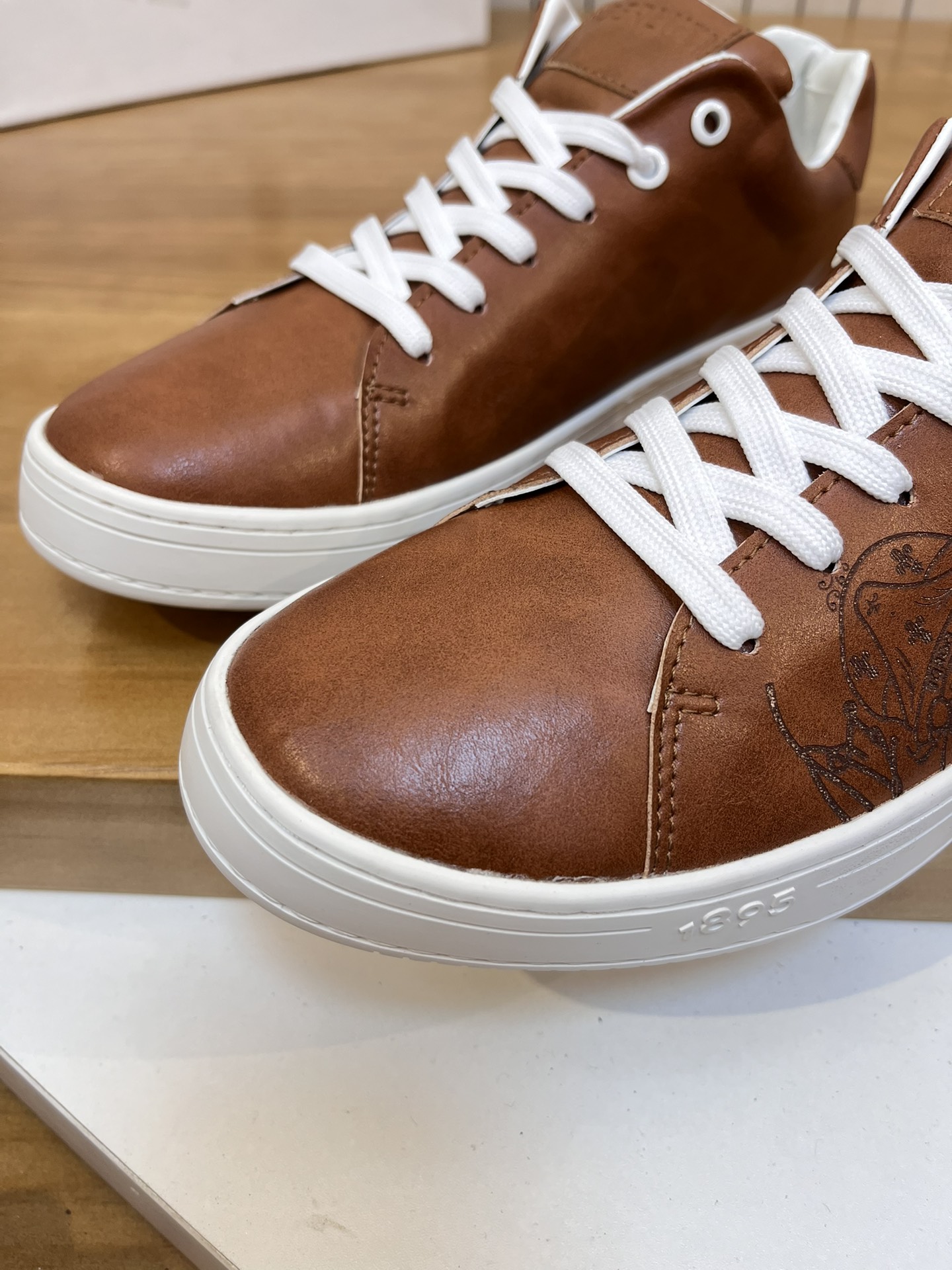 Precio de venta: P190 Marca: Berlut* "BRUTI*" Low Top SneakersTalla: 38-44(se puede personalizar has