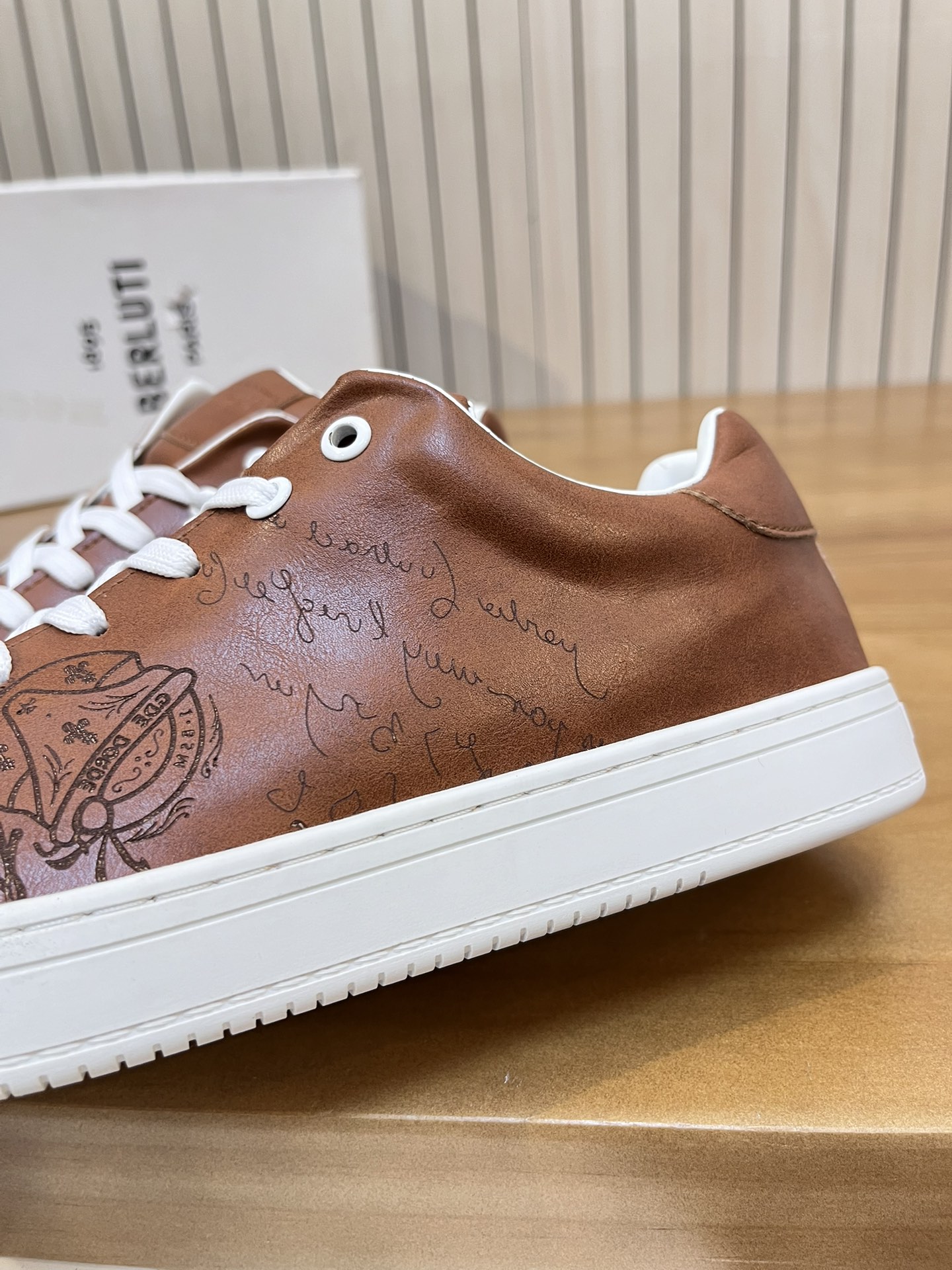 Precio de venta: P190 Marca: Berlut* "BRUTI*" Low Top SneakersTalla: 38-44(se puede personalizar has