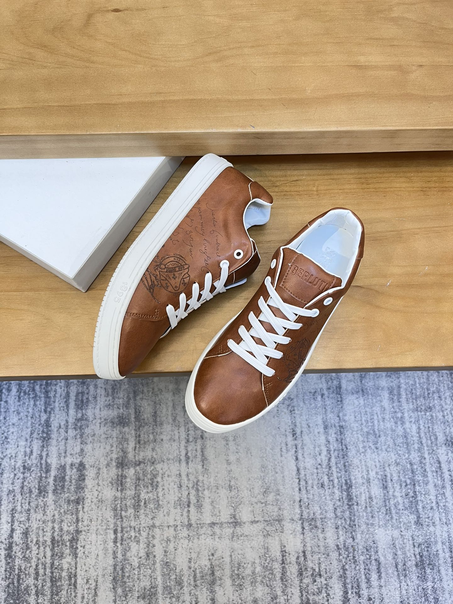 Precio de venta: P190 Marca: Berlut* "BRUTI*" Low Top SneakersTalla: 38-44(se puede personalizar has